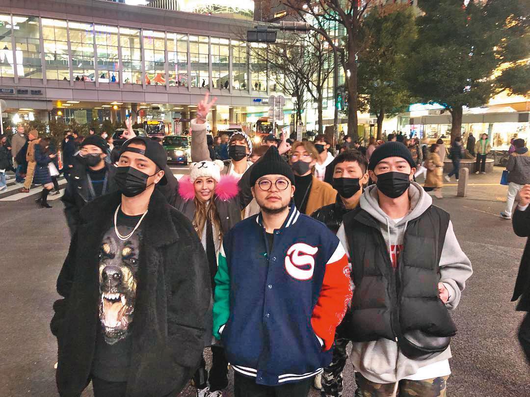 網友們翻出愷樂是比周揚青更早的「豬女郎」,她也很融入小豬的「Party Boys」裡,還傳跟裡頭的山姆交往。