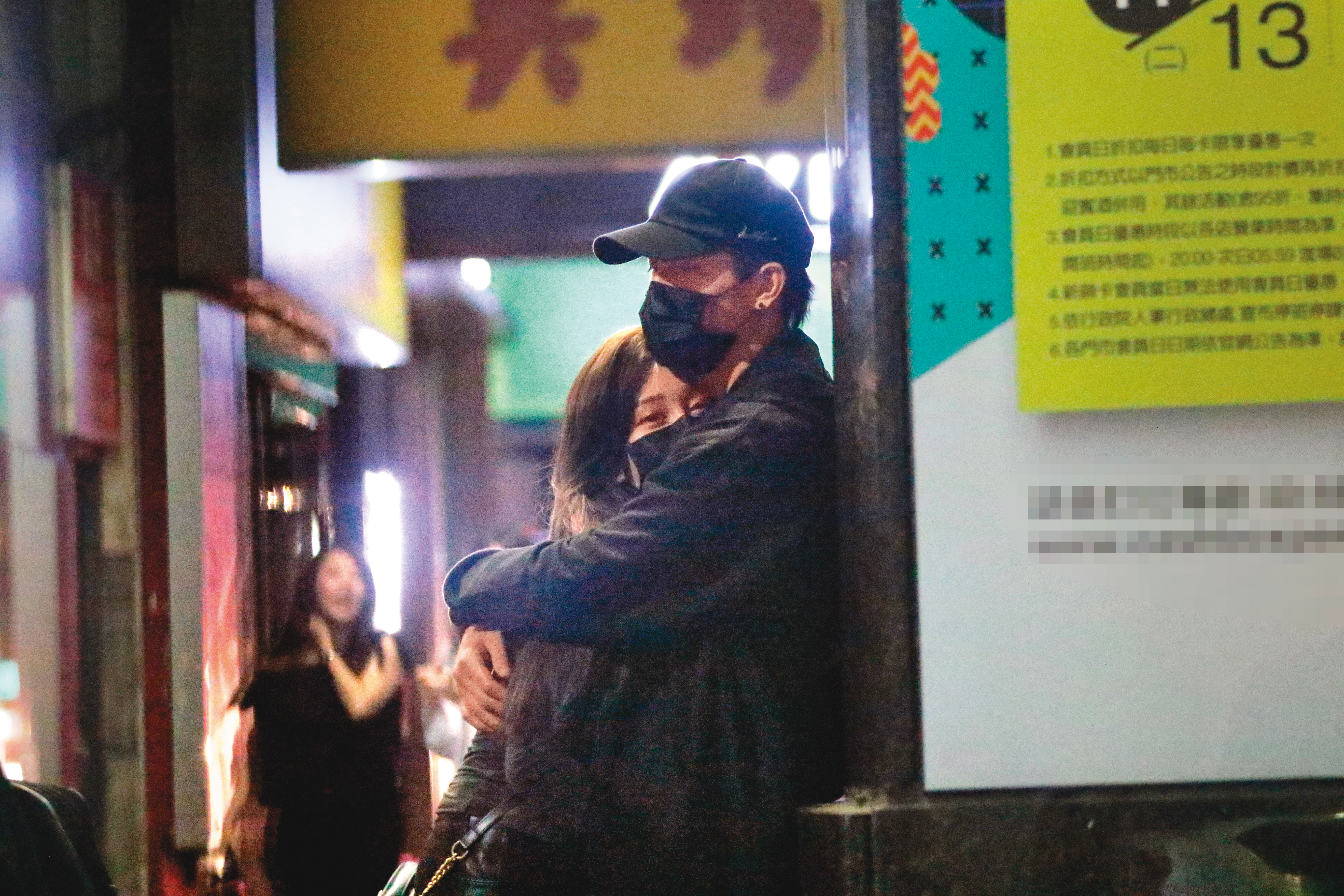 除了小豬，本刊也曾掌握篠崎泫過往複雜的情感蜘蛛網，之前就拍到她與陳彥允在街頭摟抱。