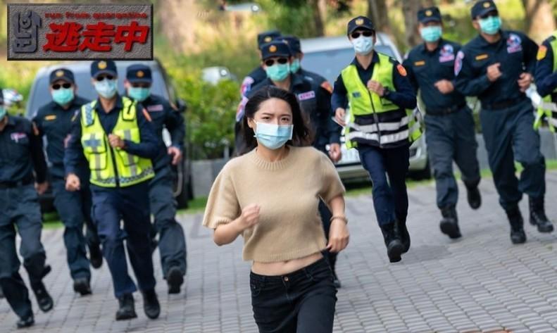 台中市警局的防疫宣傳照片,引起關注。(翻攝自「TCPB局長室」)