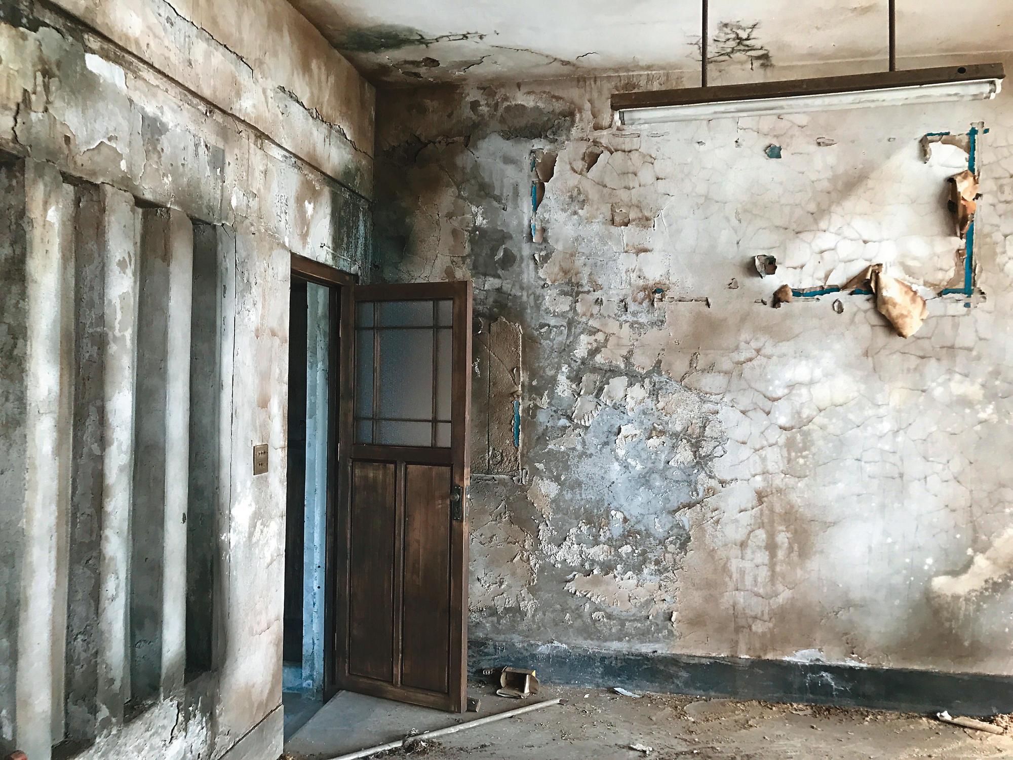 電影《返校》裡的毀棄教室牆面，透過美術設計與質感層層加工，有如藝術品。（陳新發提供）