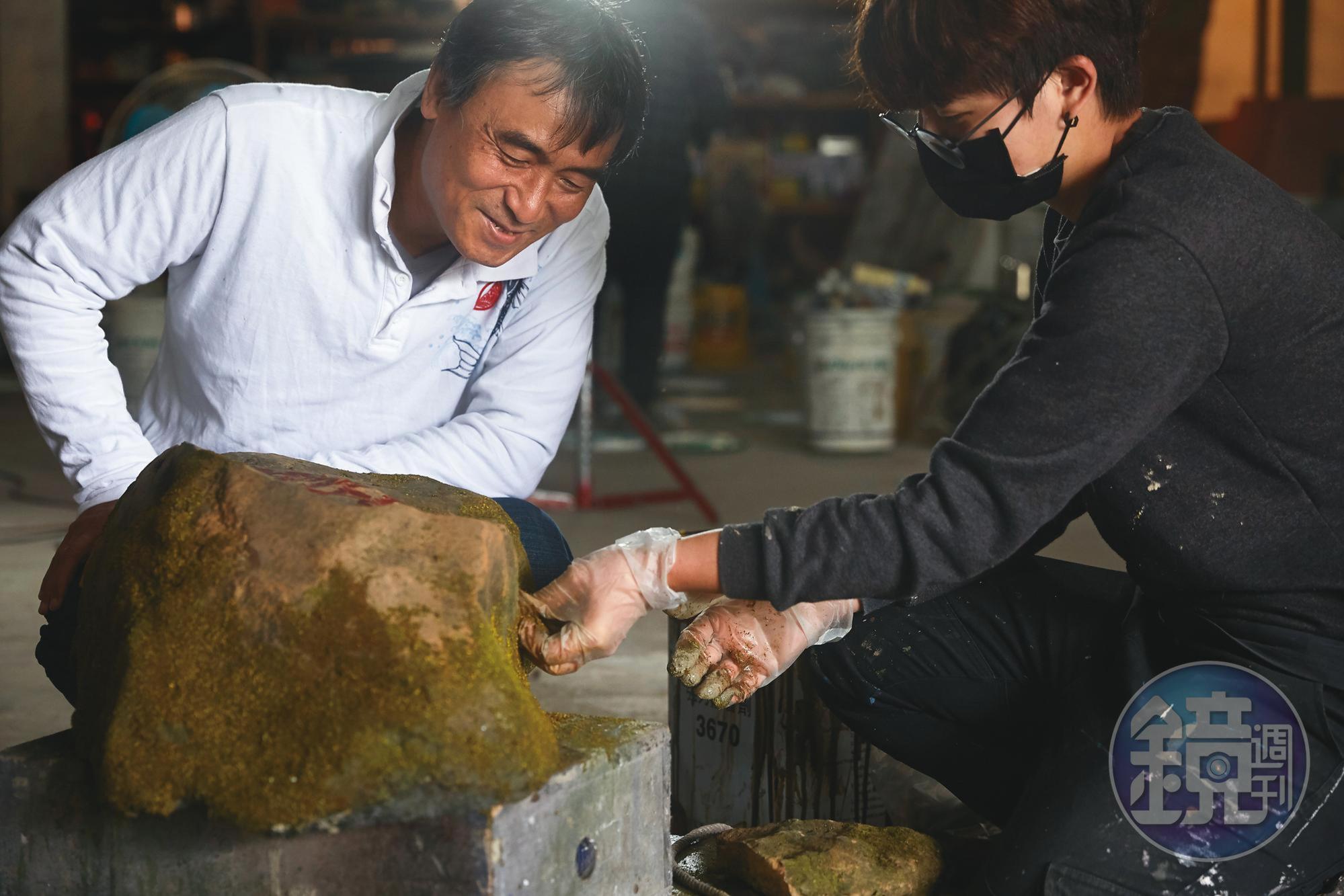 陳新發（左）在工作現場指導質感團隊成員如何在「石頭」上製造「青苔」。