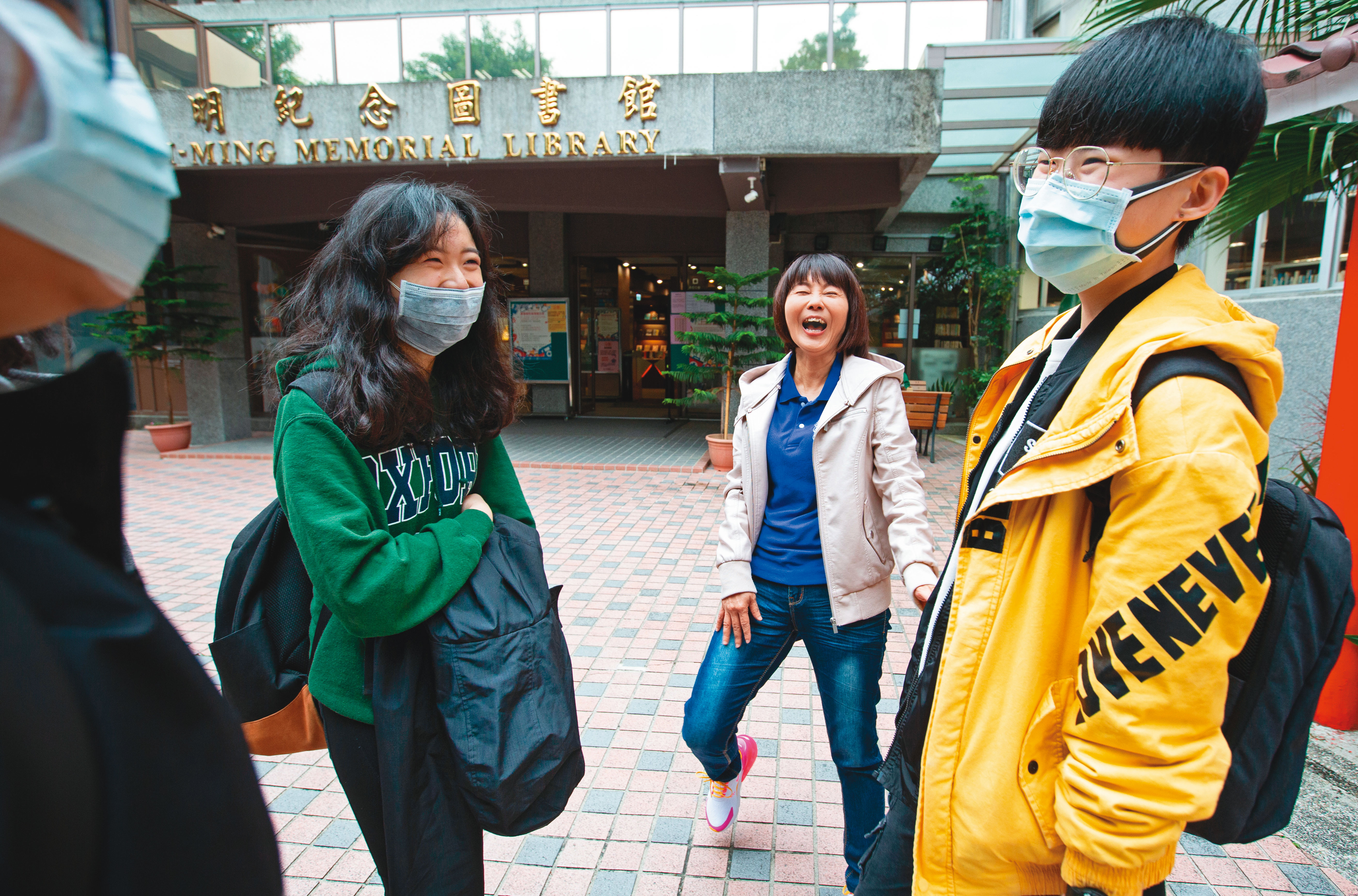 不論在課前課後，江季芸總是活力十足且親切，自然地和學生打成一片。