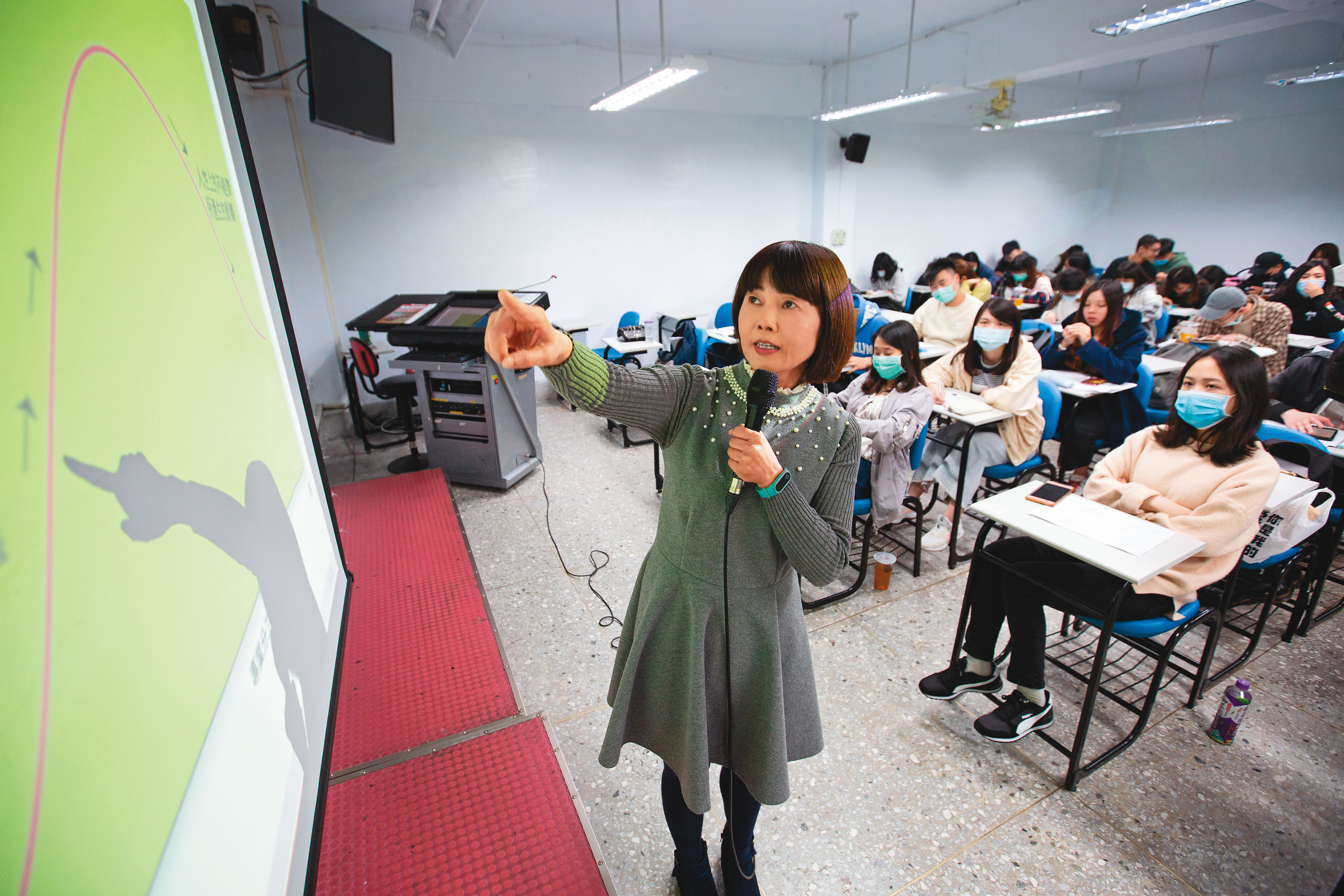 在銘傳大學任教14年的江季芸熱愛教學，能讓她眼神發亮的除了學生，再來就是投資。