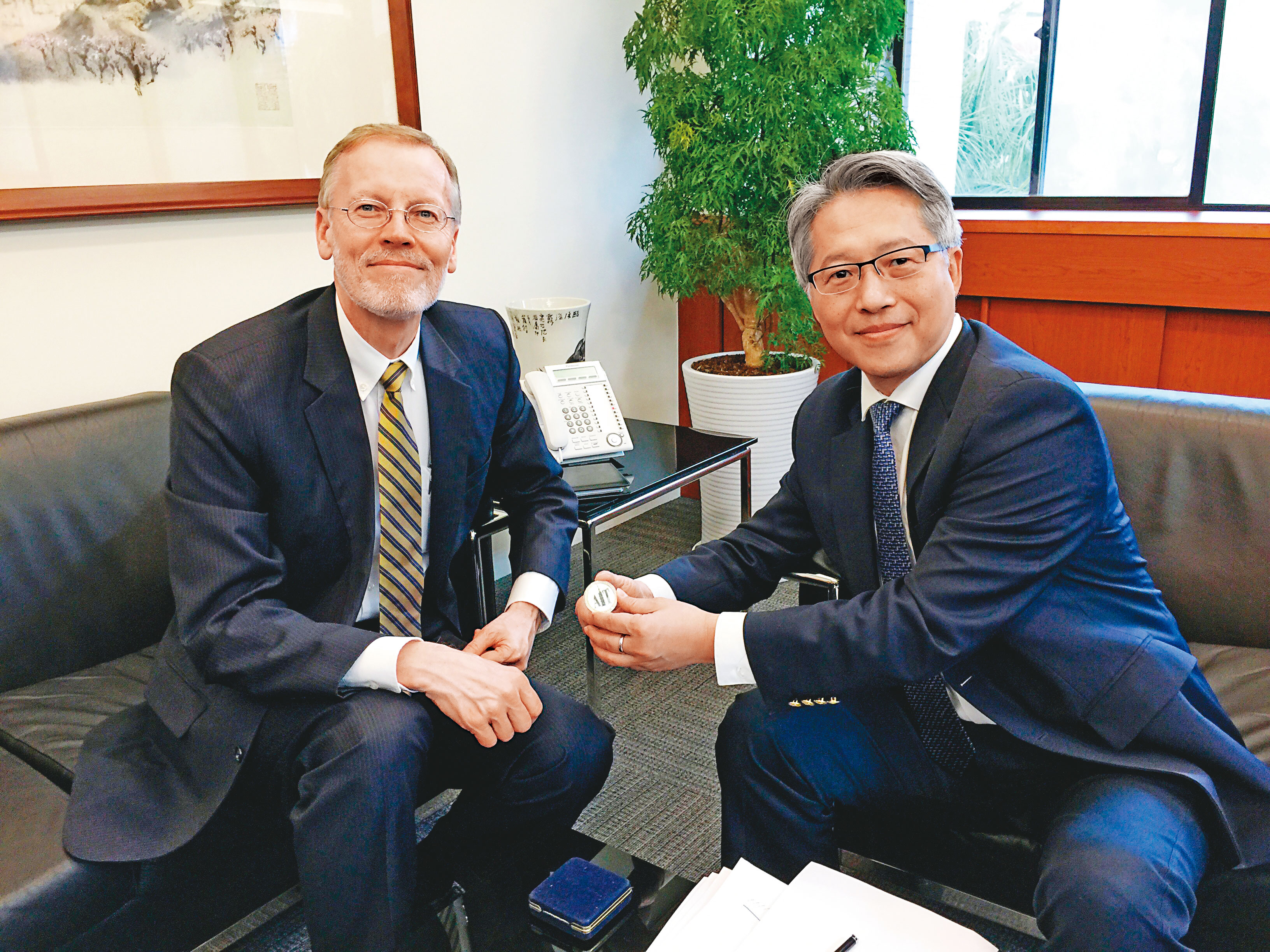 AIT處長酈英傑（左）3月17日拜會中研院長廖俊智（右）洽談雙方合作，更對中研院研發的快篩試劑印象深刻。（中研院提供）