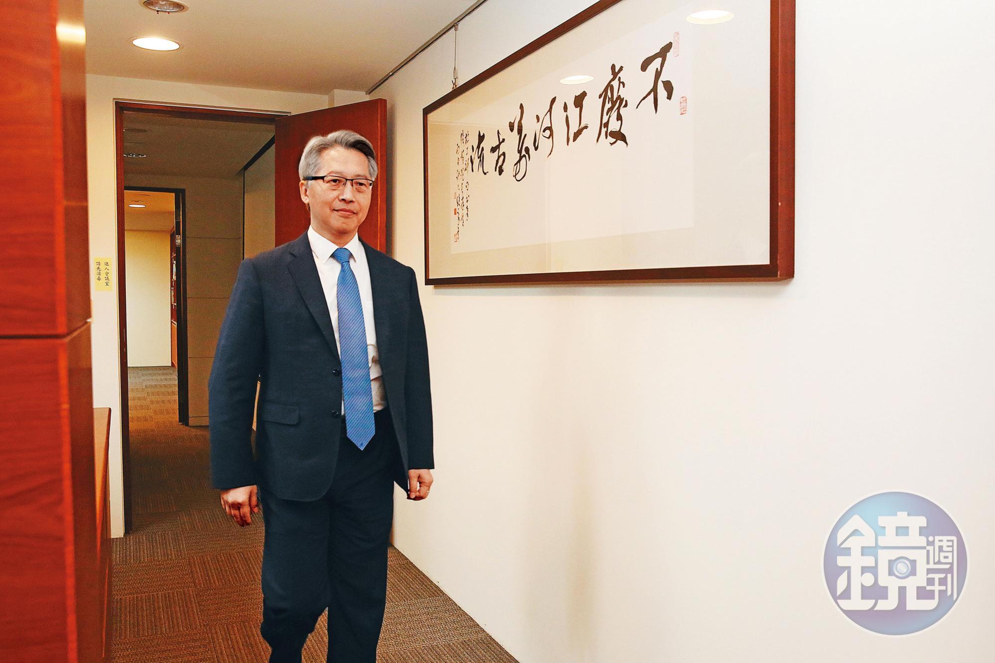 廖俊智自信中研院「不是頂尖的研究不做」,他的院長辦公室牆上還掛著杜甫「不廢江河萬古流」的字畫,出自嶺南畫派名家歐豪年之手。