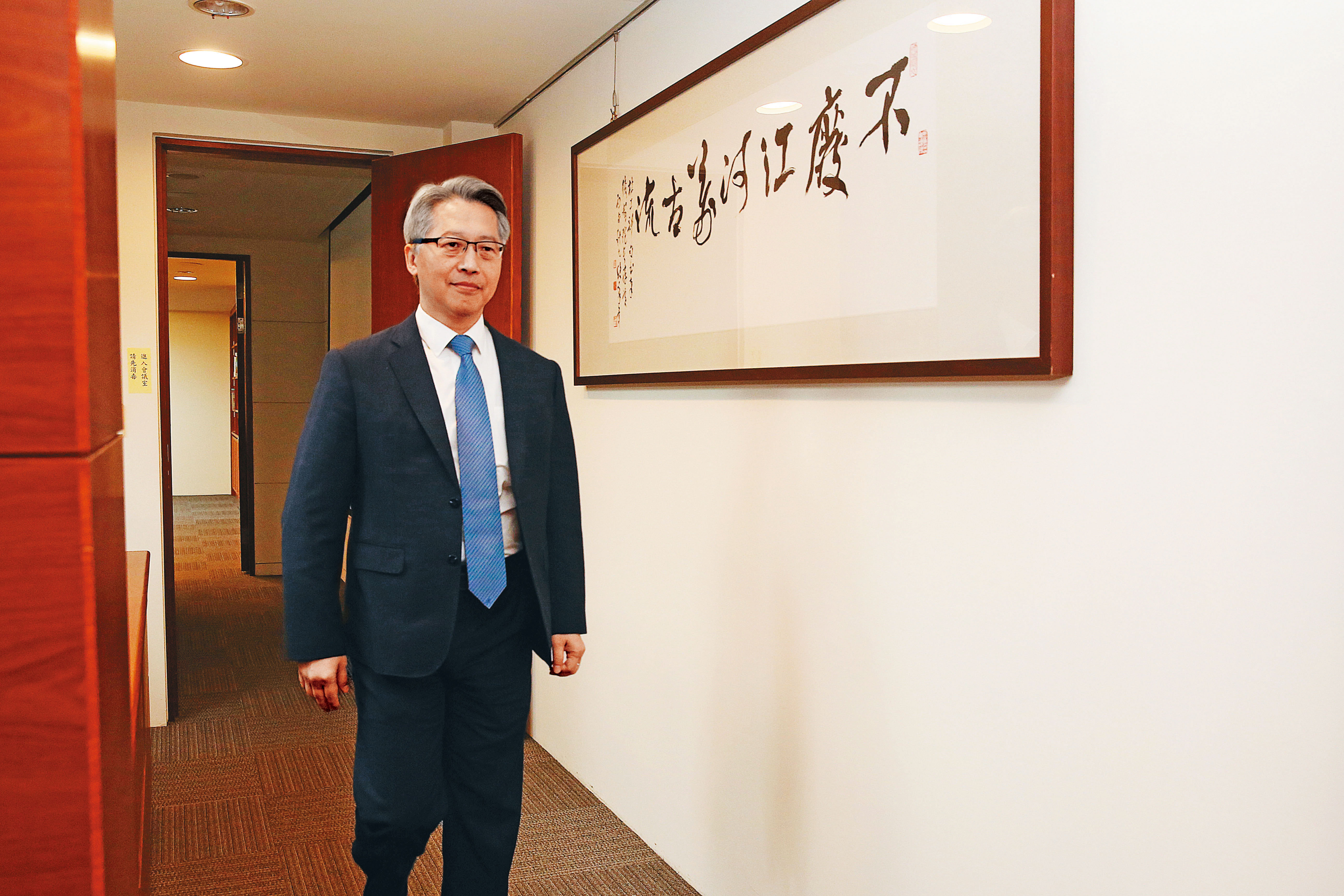 廖俊智自信中研院「不是頂尖的研究不做」，他的院長辦公室牆上還掛著杜甫「不廢江河萬古流」的字畫，出自嶺南畫派名家歐豪年之手。