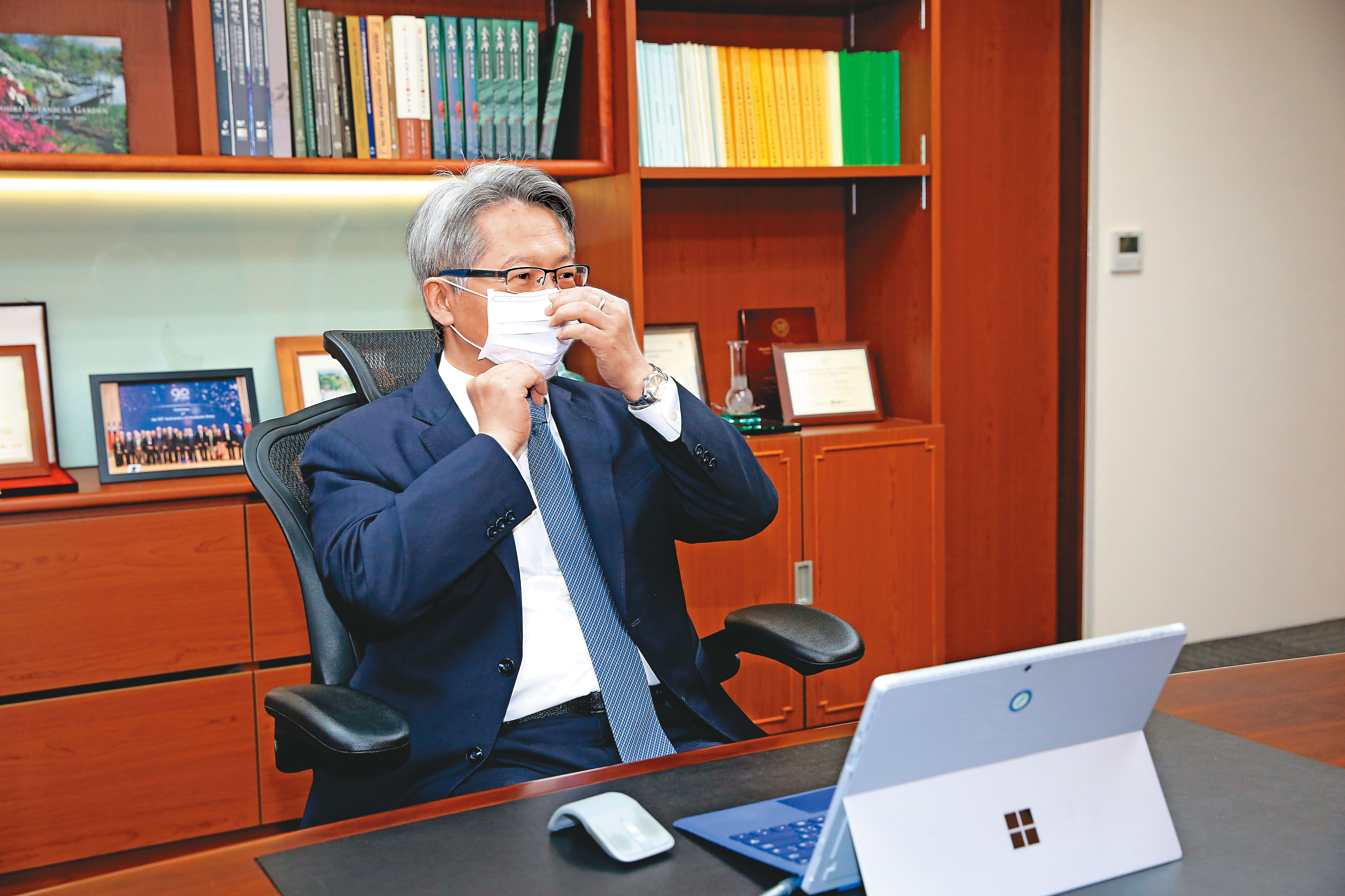 防疫期間，廖俊智在辦公室內不忘戴起口罩，因疫情投入相關研究的他，笑說連他自己都變成半個病毒專家。
