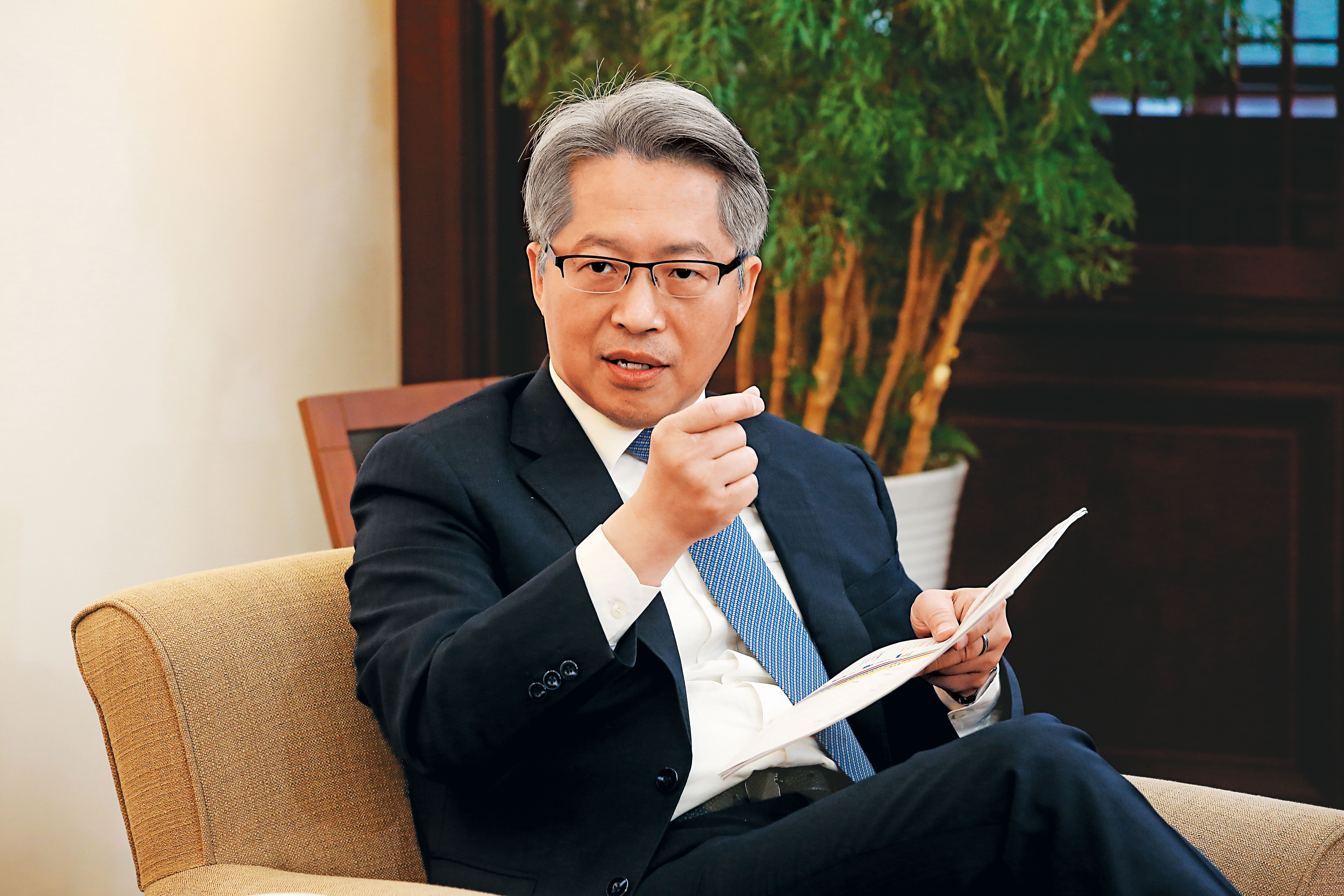 中研院長廖俊智接受本刊專訪分享最新研究成果，團隊歸納出新冠病毒至今已演化成6大類，其中各國的病毒變異程度更與致死率高度相關。