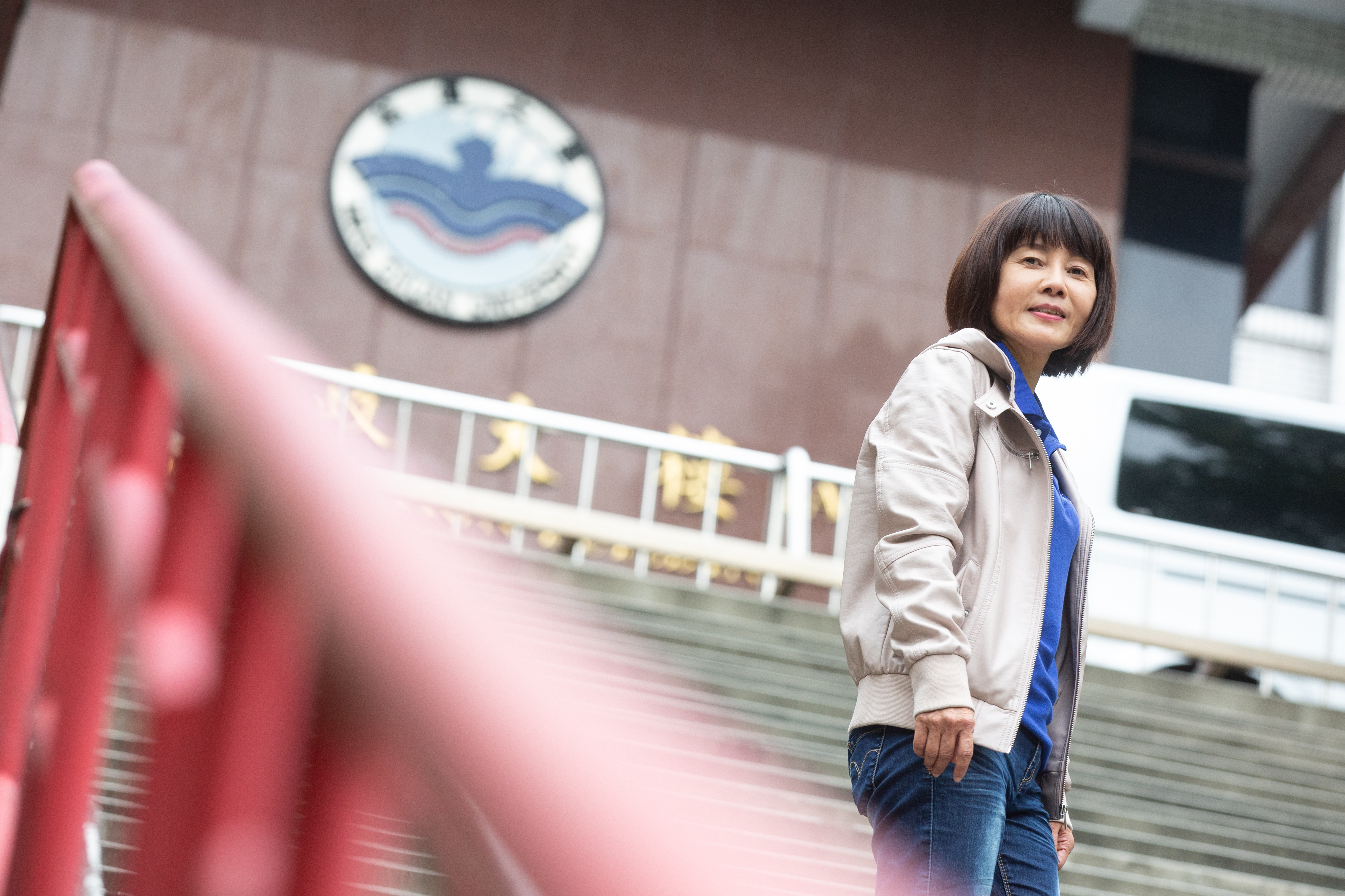 在銘傳大學任教14年,江季芸走在該校最著名的階梯上,細數她在校園中的經歷。