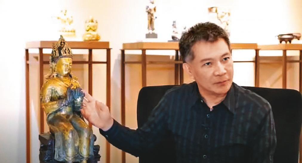 曾是歷史科補教名師的陳國恩,涉嫌以投資古董詐騙講經課學員逾8千萬元遭起訴。圖為2016年陳國恩講解彌勒菩薩坐像,現他已剃髮出家。(翻攝YouTube)