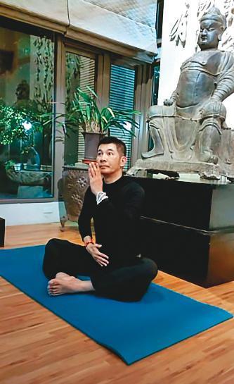 陳國恩先前在私宅開設講經課,且家中裝潢也多是古董文物,讓學員誤認他是古董收藏專家。(翻攝YouTube)