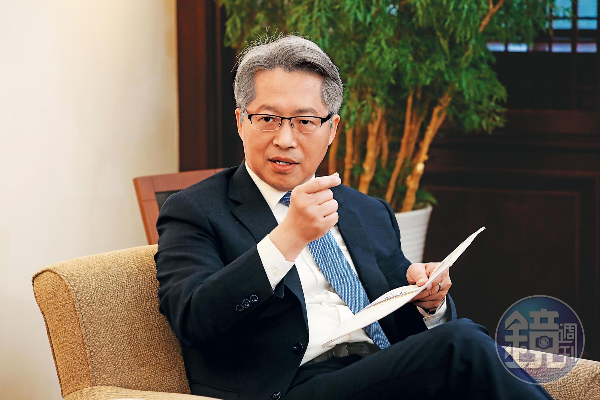 中研院長廖俊智接受本刊專訪分享最新研究成果,團隊歸納出新冠病毒至今已演化成6大類,其中各國的病毒變異程度更與致死率高度相關。