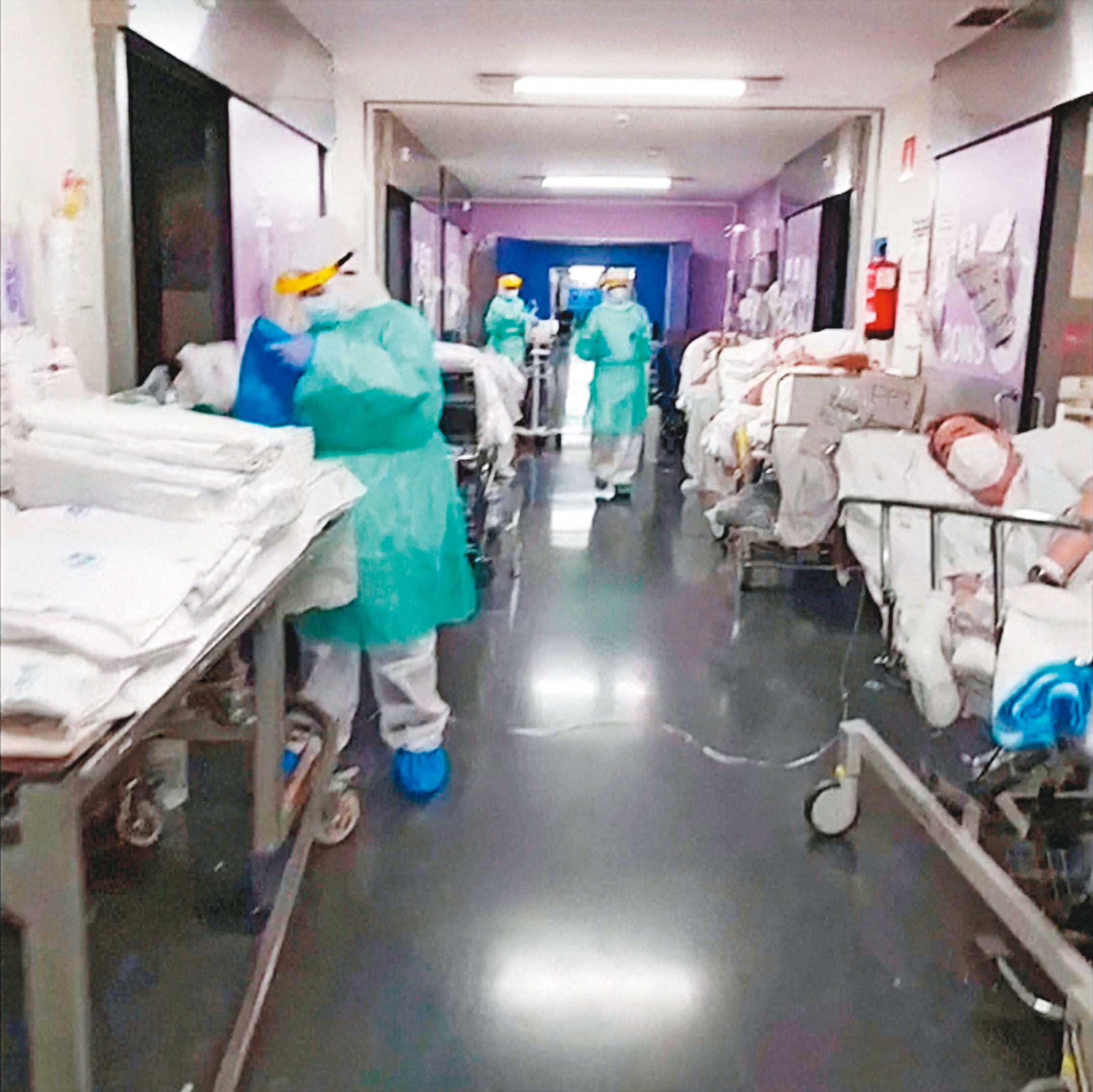 西班牙病毒變異高,致死率也高,目前約每萬人有4.9人染疫死亡,醫療量能備受考驗。(達志影像提供)