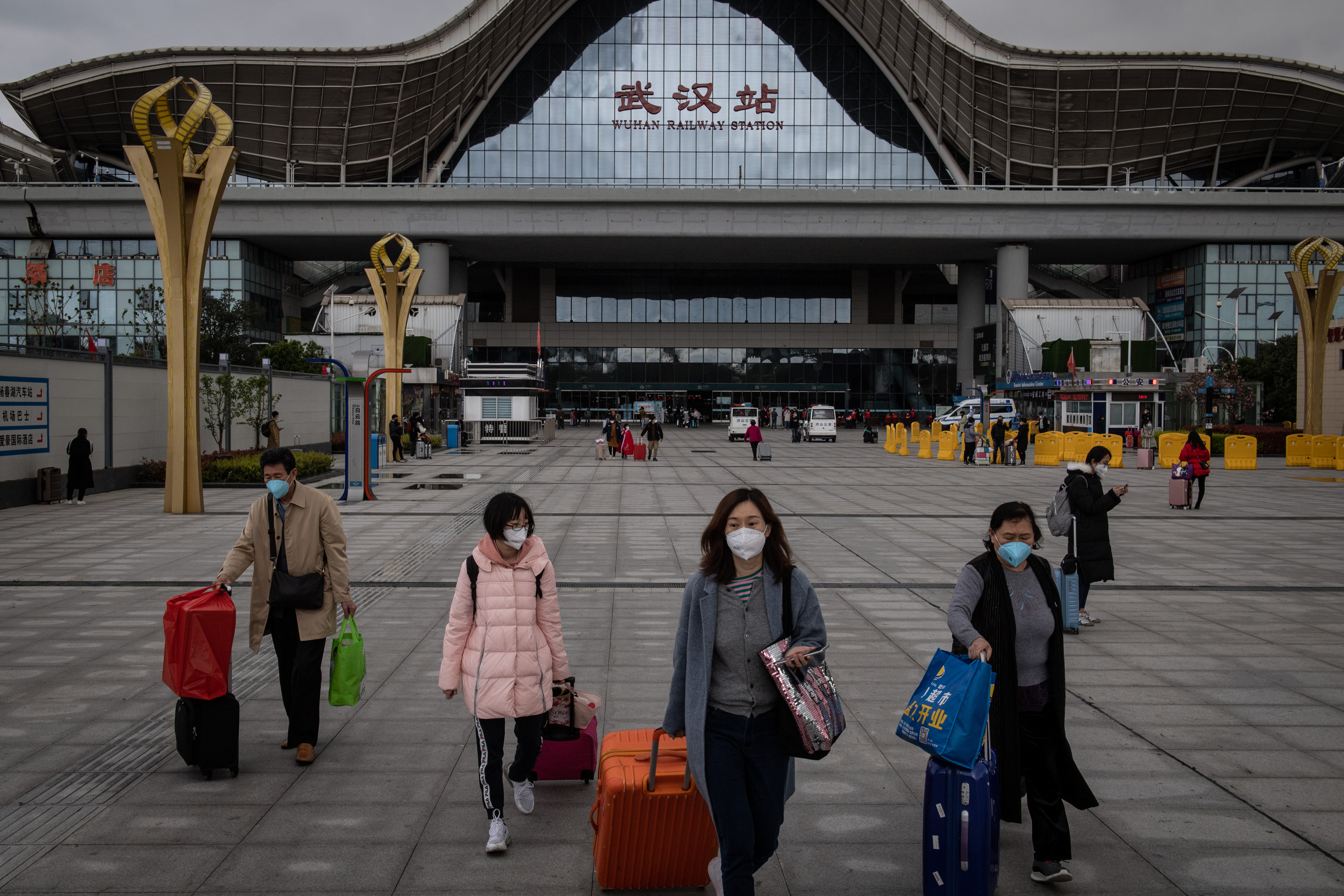 結束封城狀體，搭車的旅客走出武漢車站外。（東方IC）