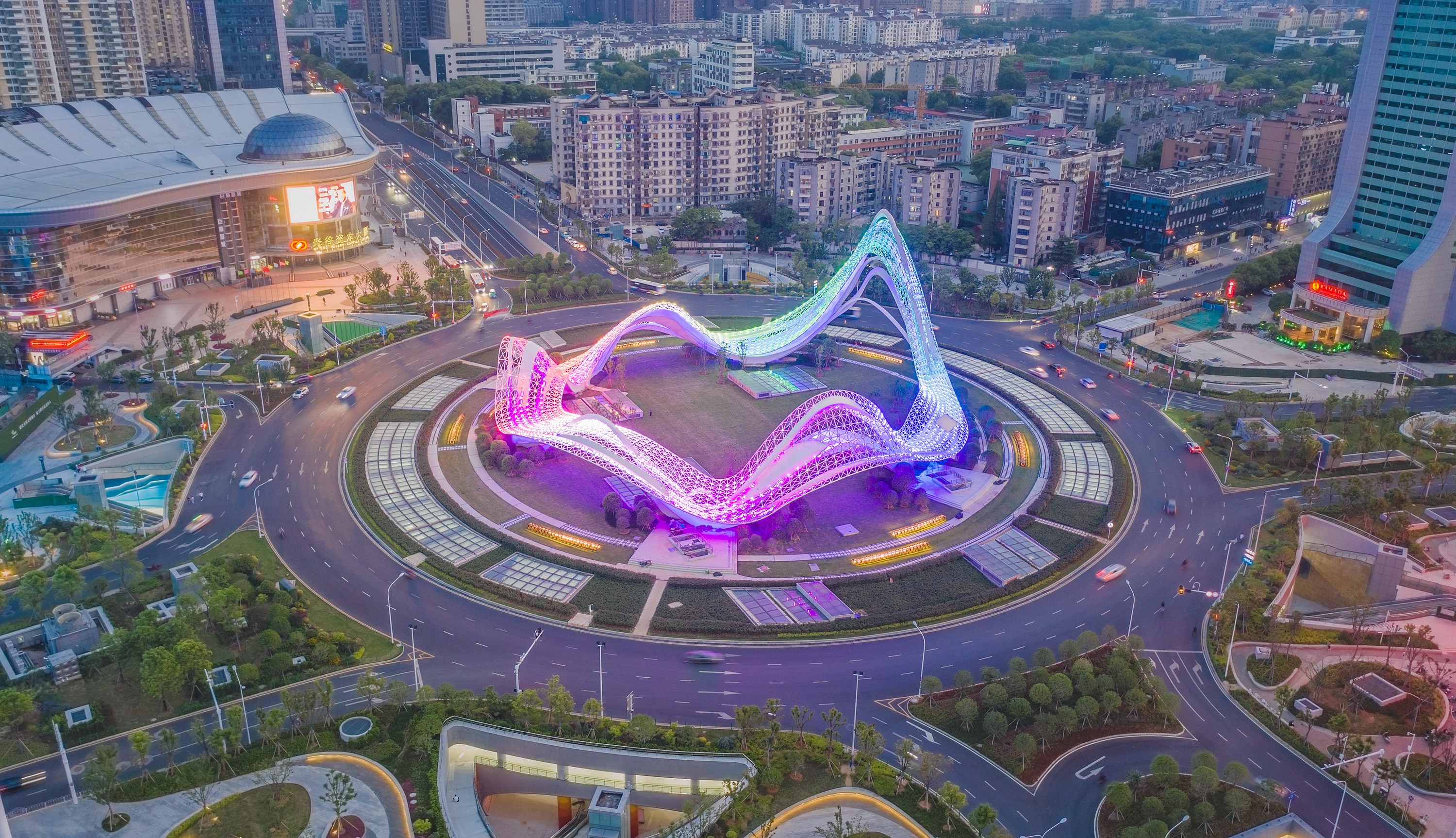 2020年4月27日，中國湖北省武漢地標的光谷廣場綜合體「星河」雕塑。（東方IC）