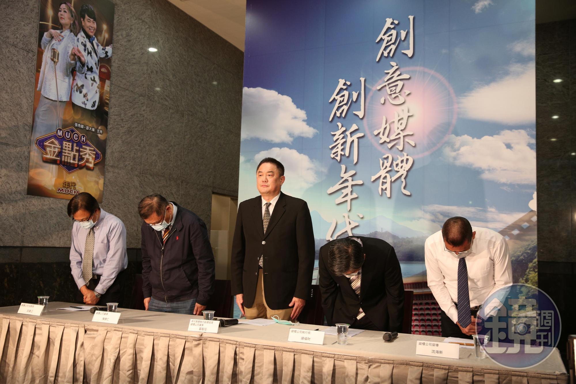錢櫃總公司今(28日)舉行公開記者會,由董事代表嚴智徑(中)代替董事長練台生出面致歉。
