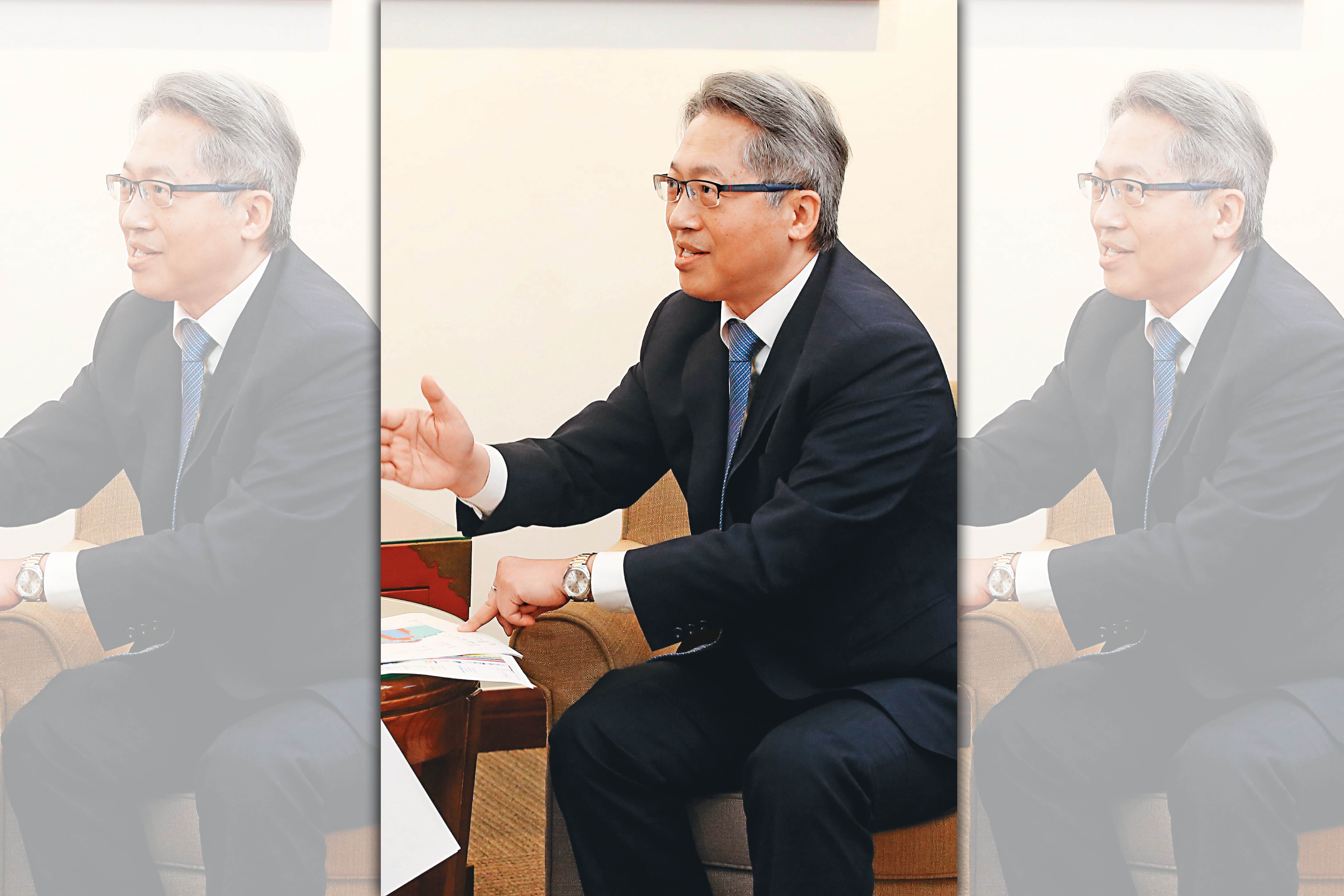 廖俊智拿出與院內統計所合作的最新研究圖表向本刊記者解說，必須持續掌握、分析病毒演化的趨勢，才能對症下藥。