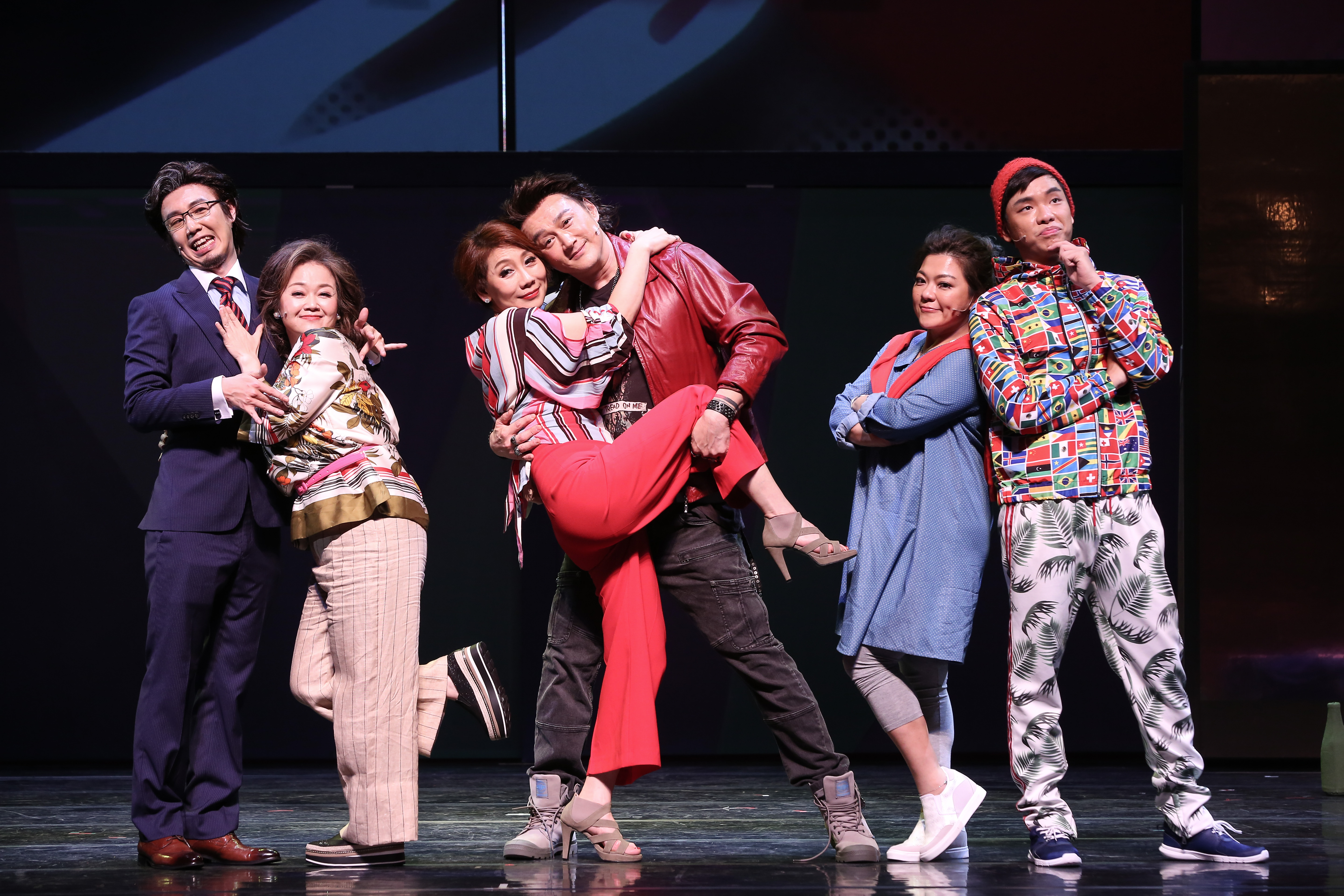 郎祖筠（左三）擔任團長的春河劇團，面臨武漢肺炎疫情衝擊，拍賣二手戲服補貼收入。圖為劇作〈愛情哇沙米〉演出畫面。