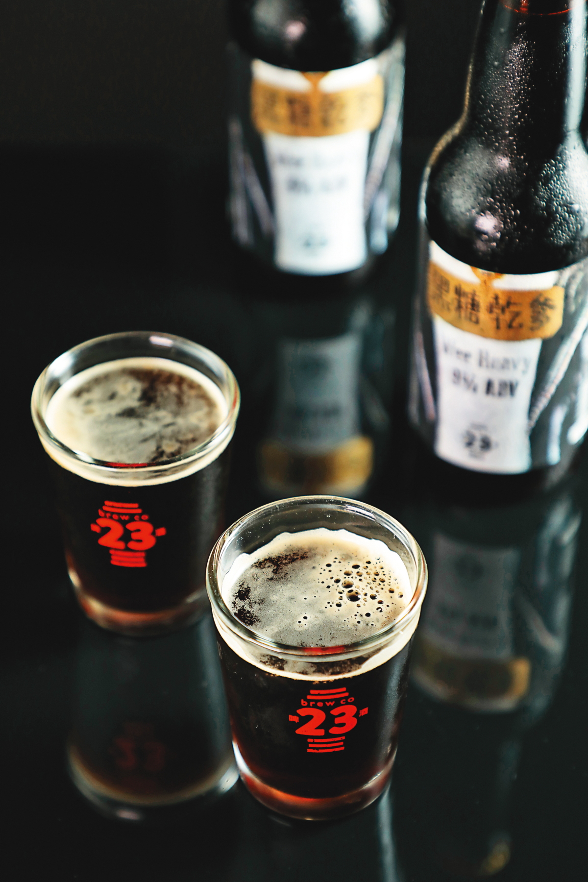 酒精濃度高達9％的「黑糖乾爹」，有豐富的麥芽香氣，酒體卻非常滑順易飲。（160元／瓶）