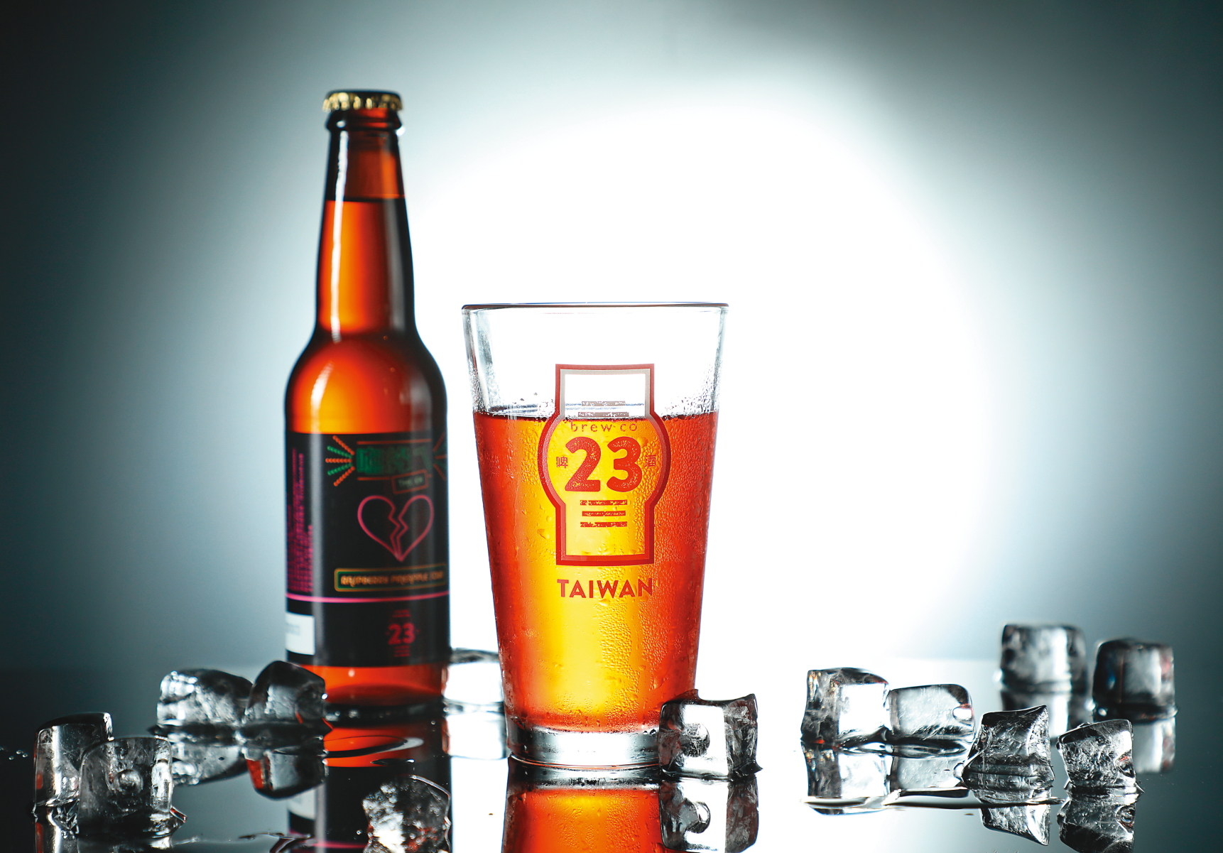 最新推出的酸啤酒「嘸緣ㄟThe Ex」，用覆盆子與鳳梨2種水果釀成，尾韻的麥香令人印象深刻。（230元／杯）