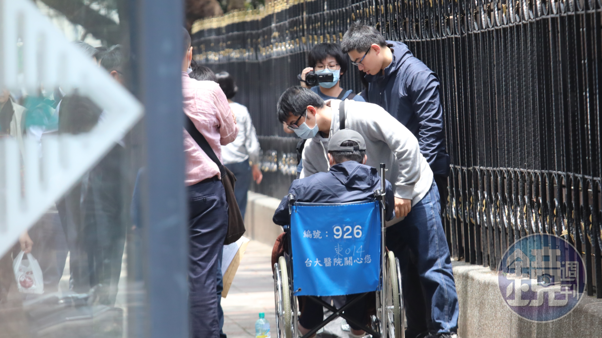 1名調查官出現,要求黃琪配合,原來是檢調要逮人了。