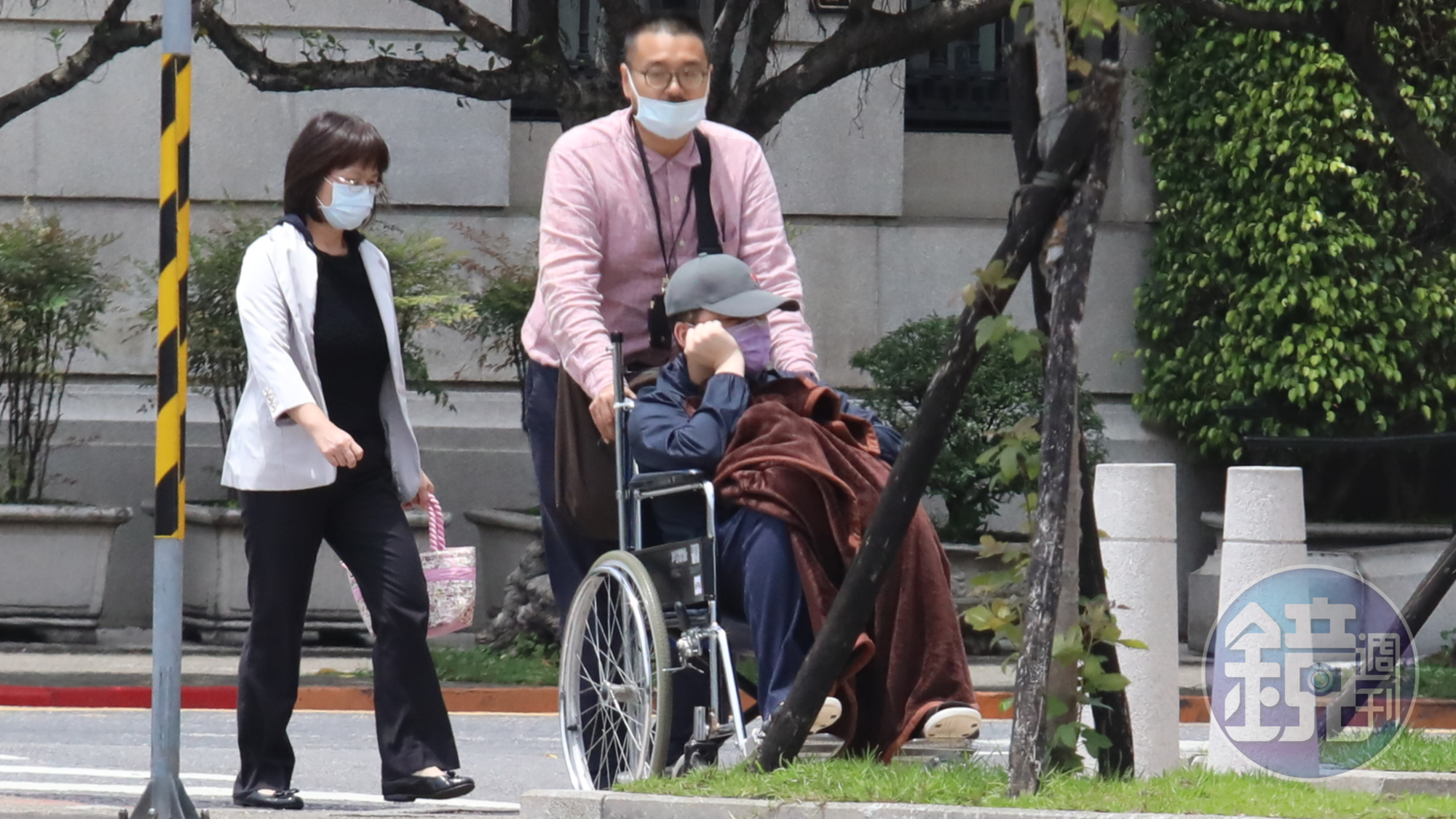 離開法院10分鐘,黃琪認為沒記者在跟了,拿下蓋頭的毛毯,並戴上帽子與口罩。
