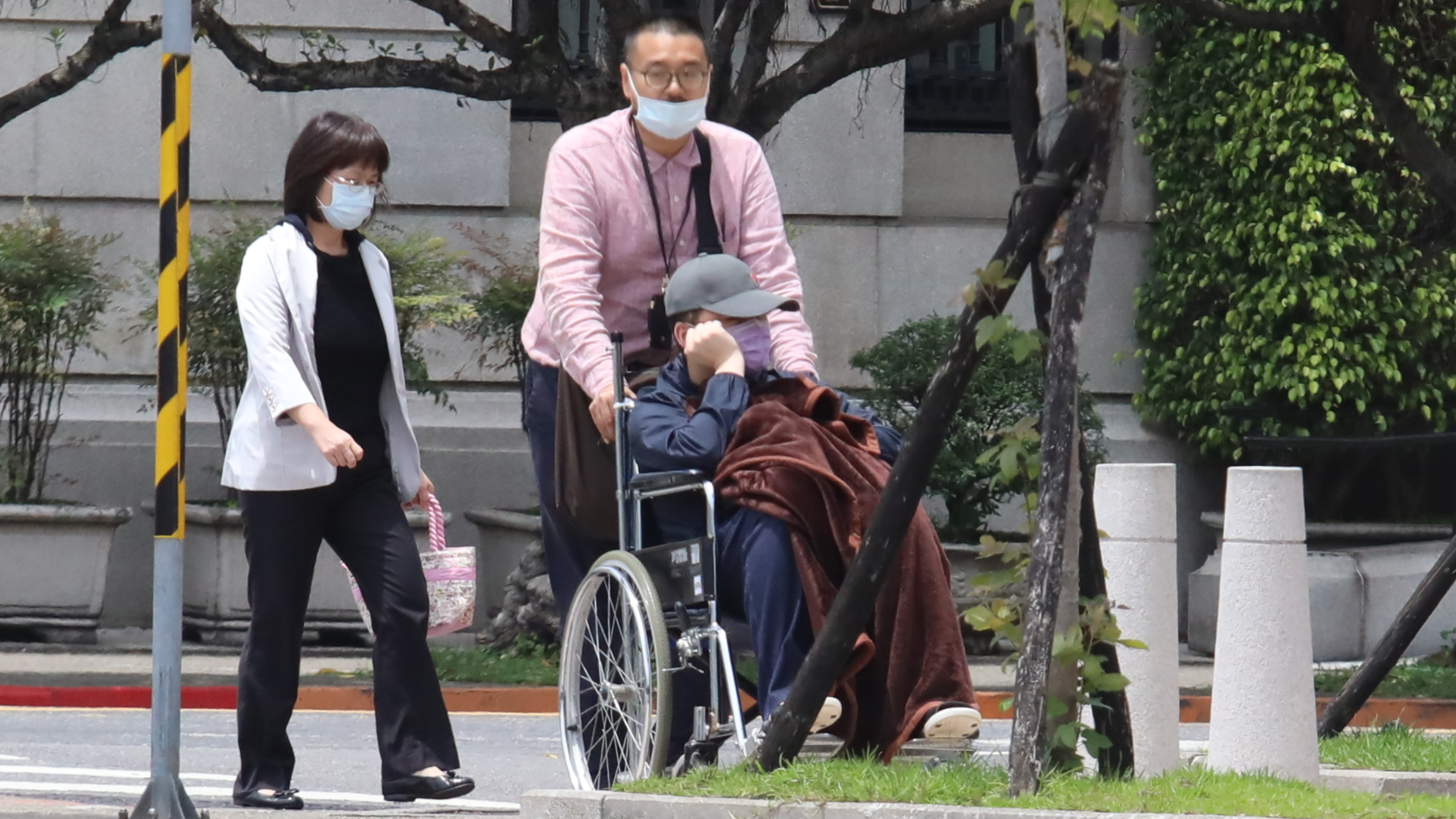 離開法院10分鐘，黃琪認為沒記者在跟了，拿下蓋頭的毛毯，並戴上帽子與口罩。