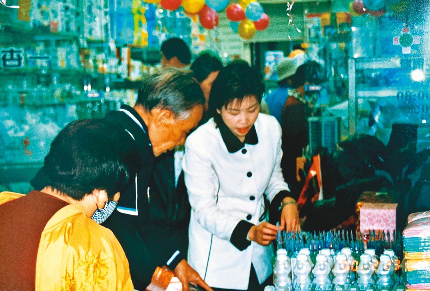 創業初期,陳麗如一人包辦採購、店員、送貨,凡事親力親為。(杏一提供)