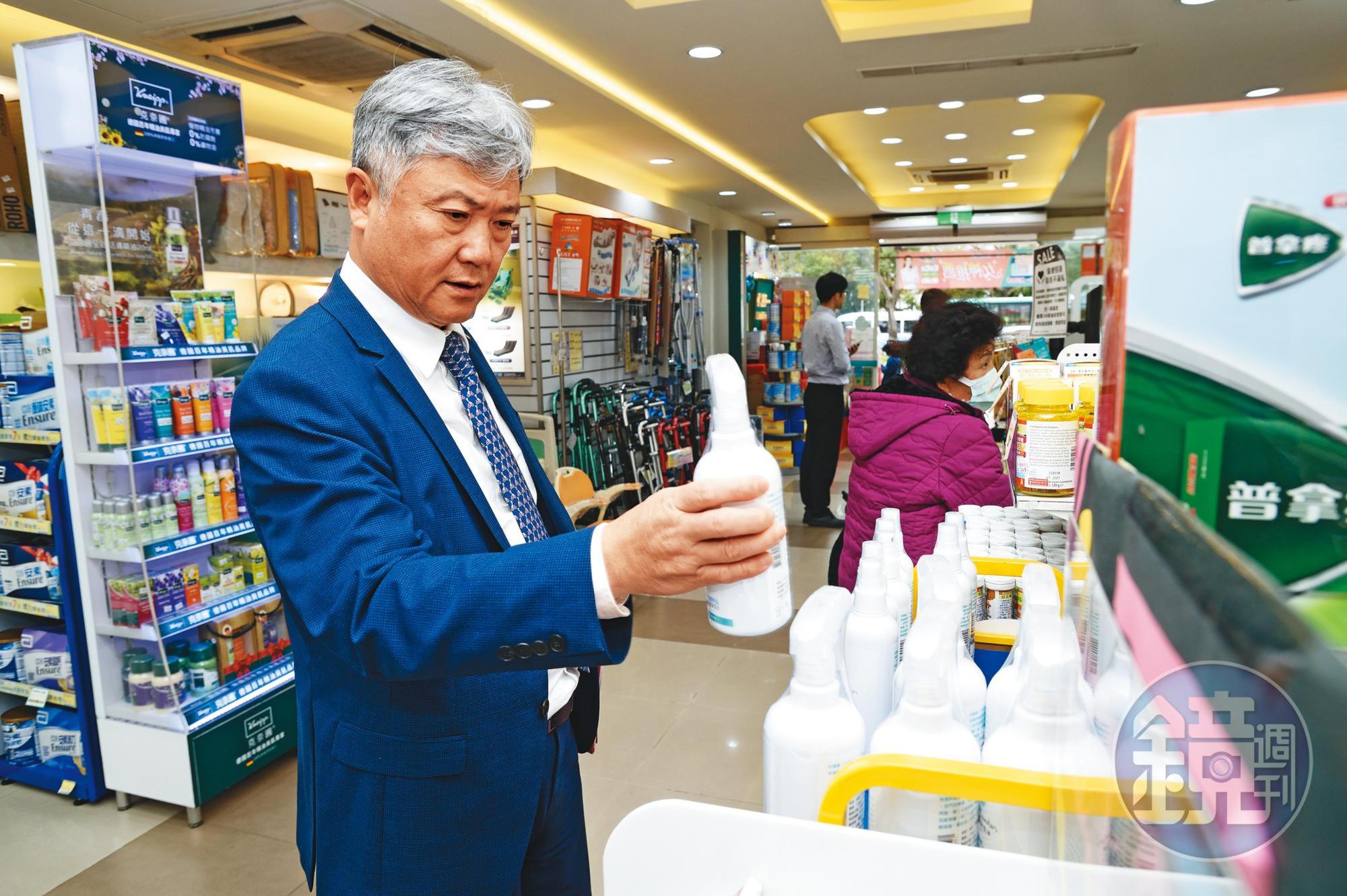 武漢肺炎疫情延燒,總經理蔡德忠持續加強門市防疫商品備貨量。