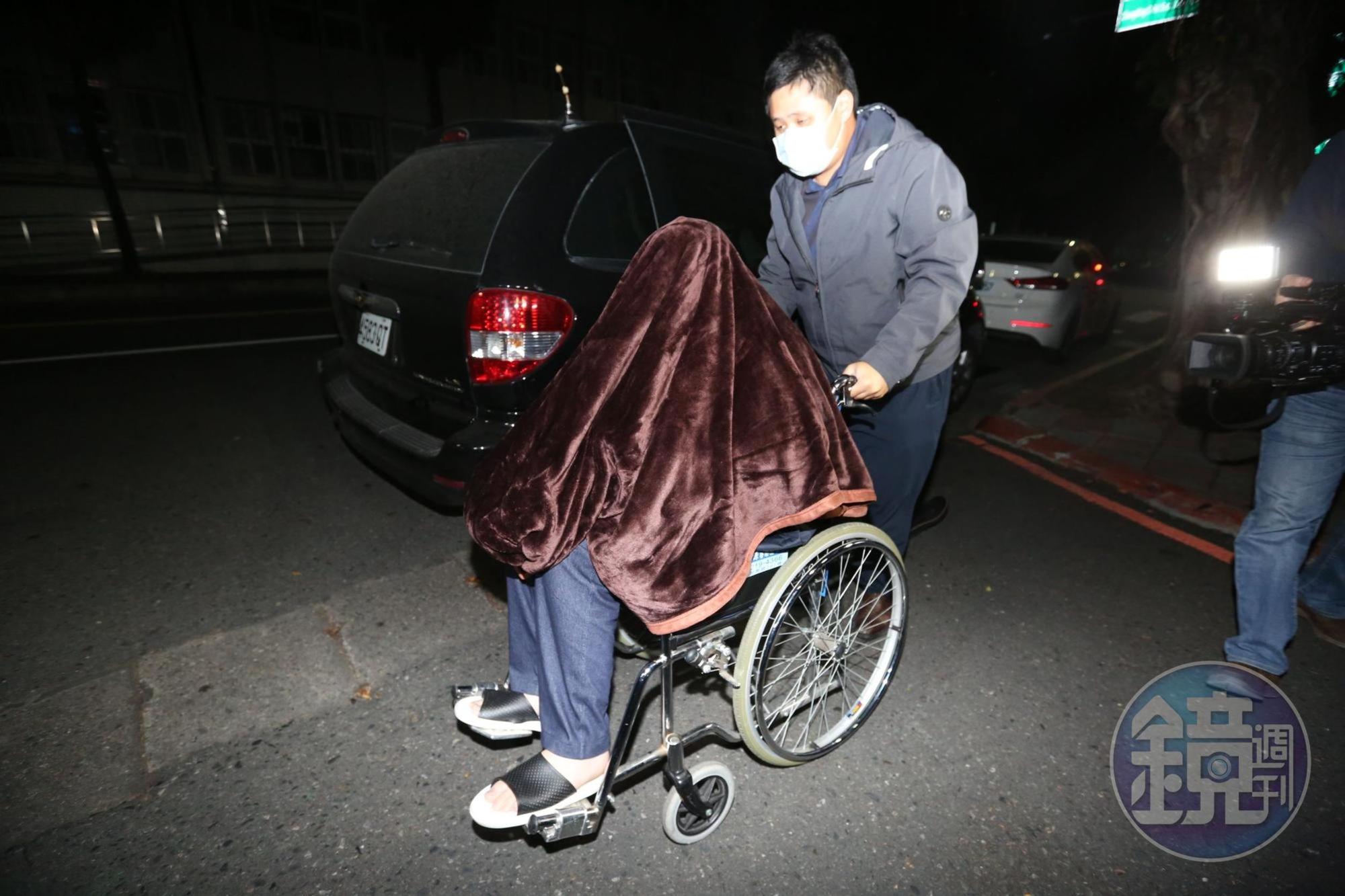 騙扁小子黃琪（前）涉嫌向中衛詐口罩，遭聲押禁見，坐在輪椅用毯子蓋住頭。
