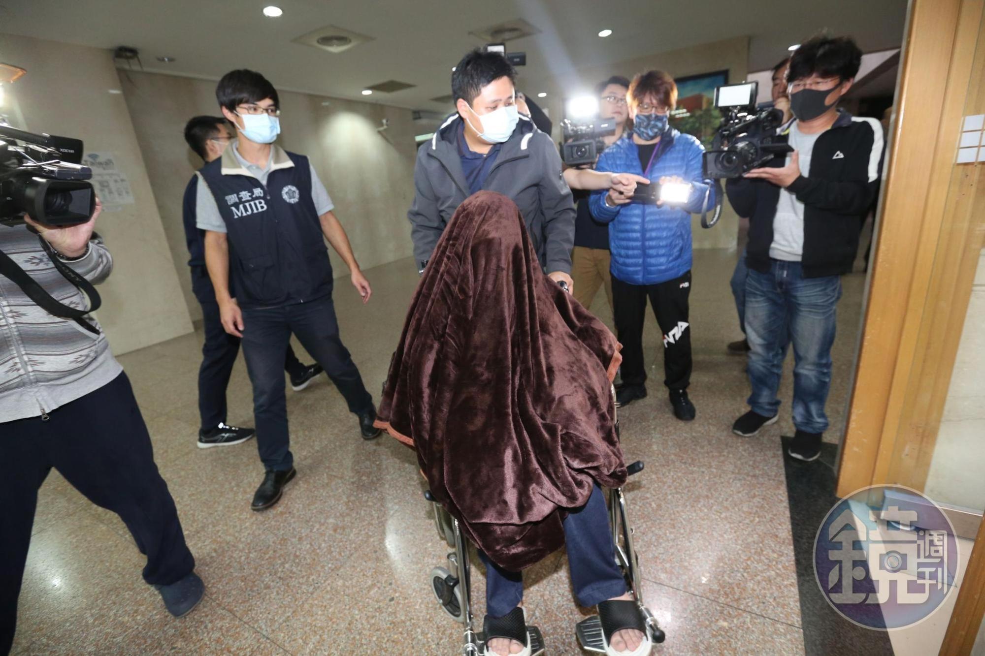 黃琪（前）涉假冒台大名醫及香港富商李嘉誠名義，企圖向中衛詐騙1萬個口罩，複訊後被檢方聲請羈押禁見。