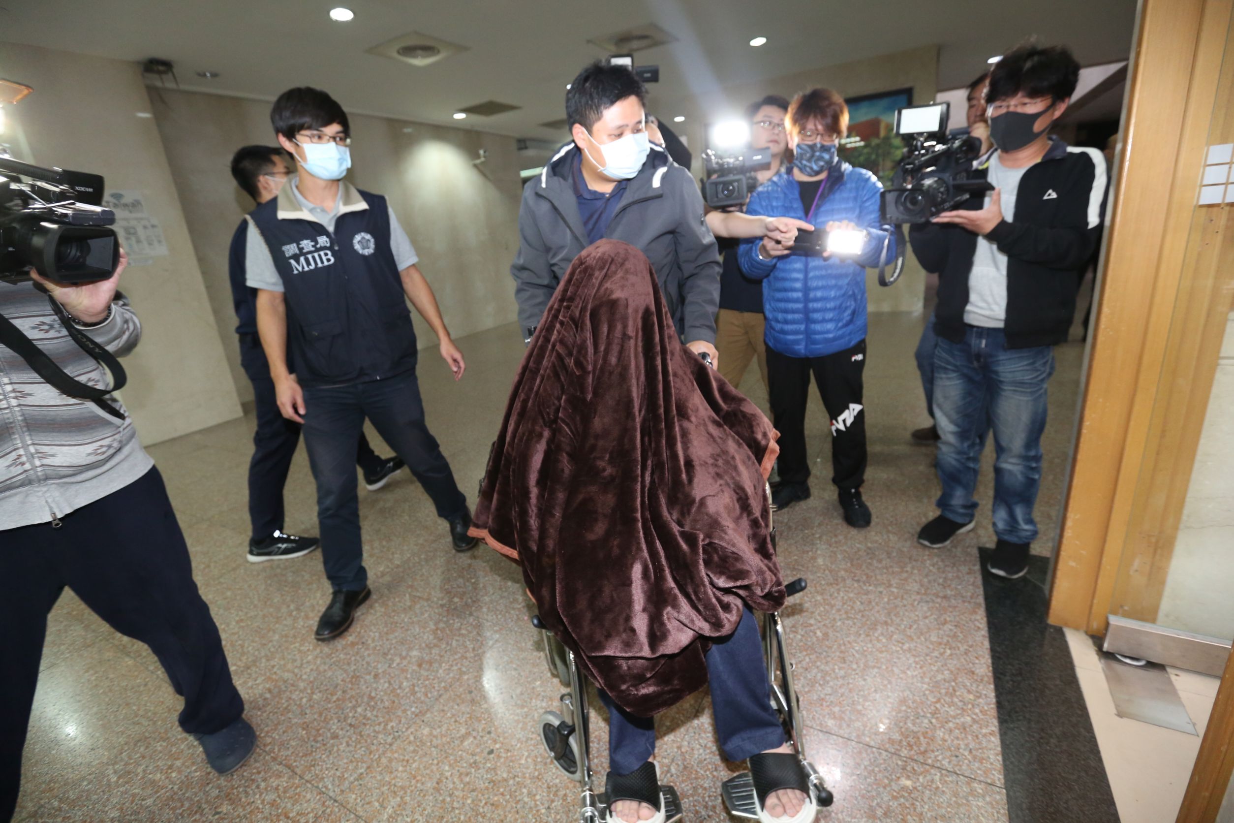 黃琪（前）涉假冒台大名醫及香港富商李嘉誠名義，企圖向中衛詐騙1萬個口罩，複訊後被檢方聲請羈押禁見。