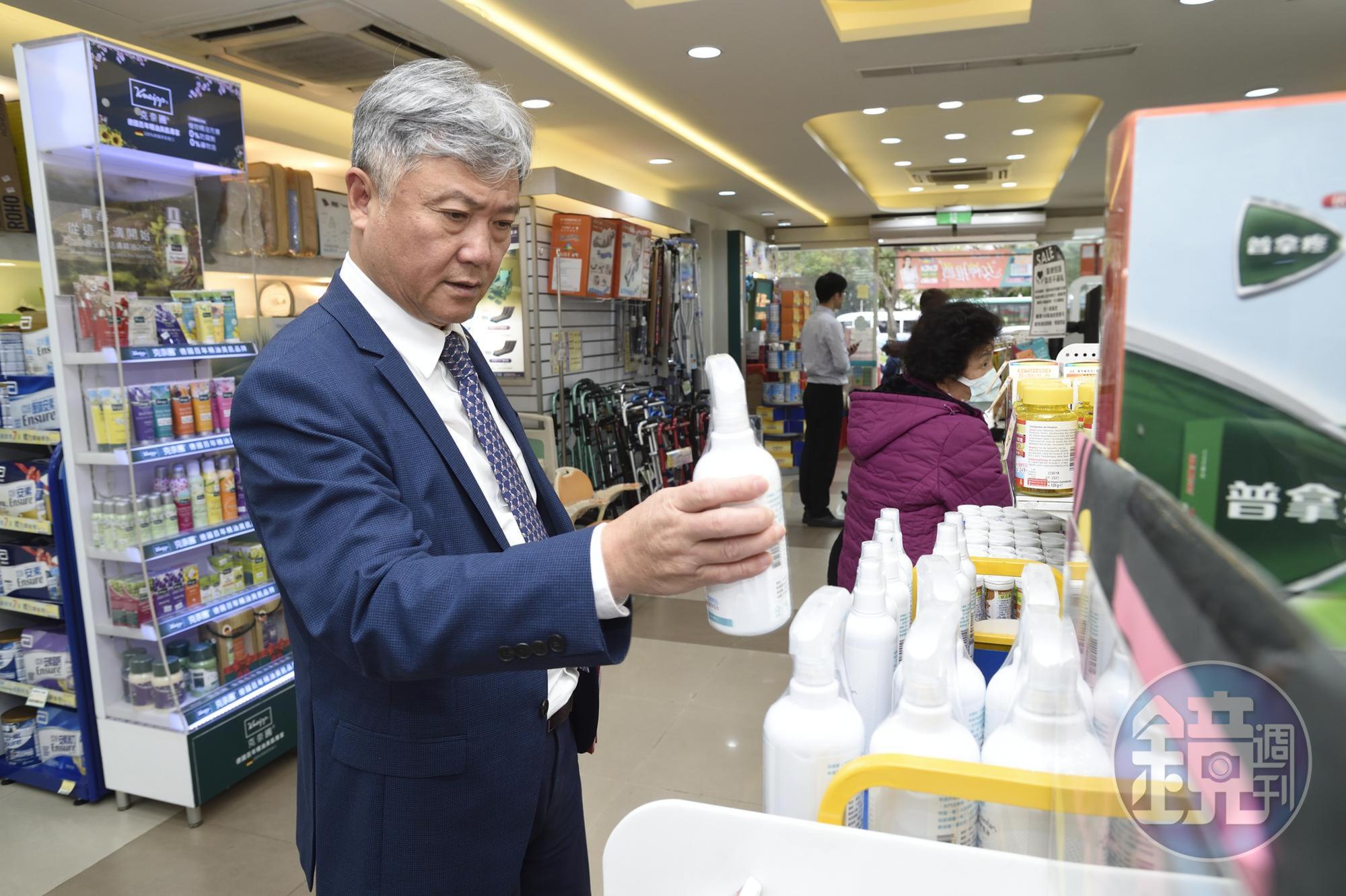 武漢肺炎疫情持續延燒，總經理蔡德忠持續加強門市防疫商品備貨量。