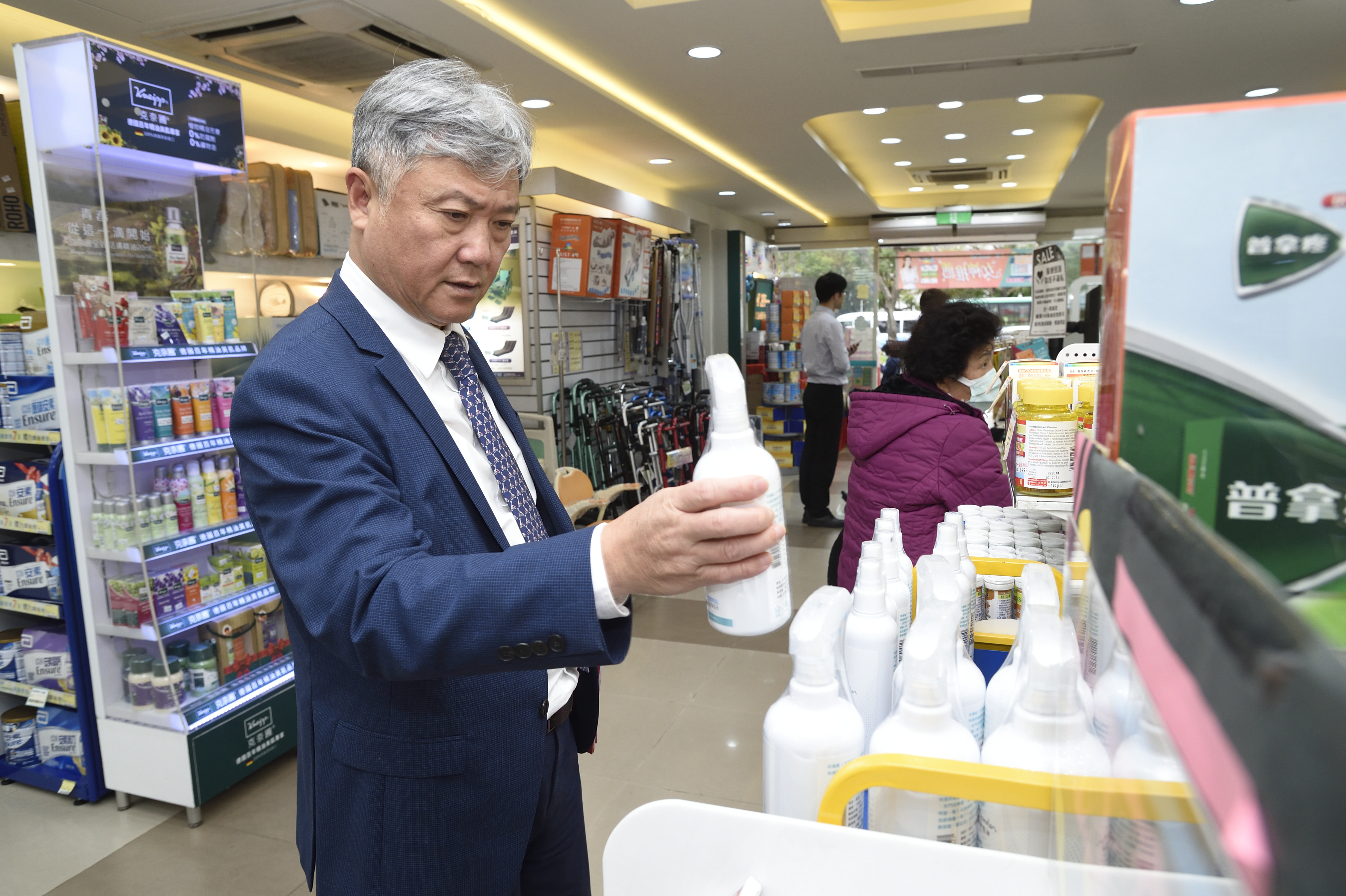 武漢肺炎疫情持續延燒，總經理蔡德忠持續加強門市防疫商品備貨量。