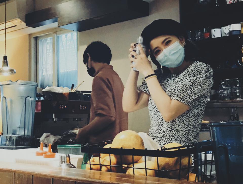 謝忻分享咖啡廳打工心得，自嘲現在只是「會做美式咖啡的菜鳥」。（翻攝自謝忻臉書）