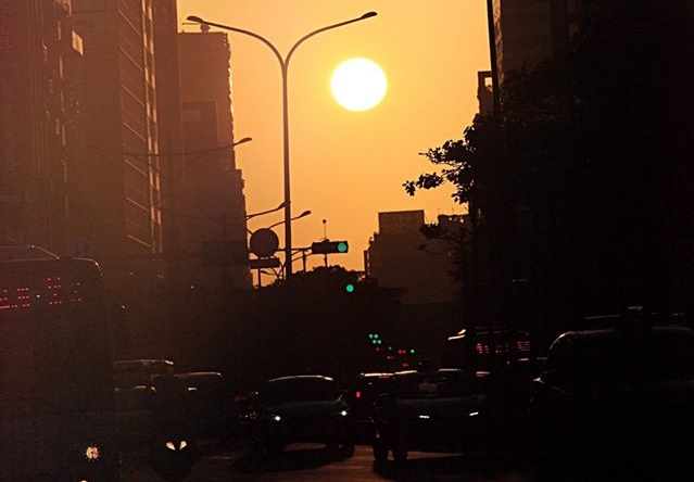 北市懸日秀一連6天在峨嵋街、忠孝西路登場。（翻攝自中央氣象局臉書）