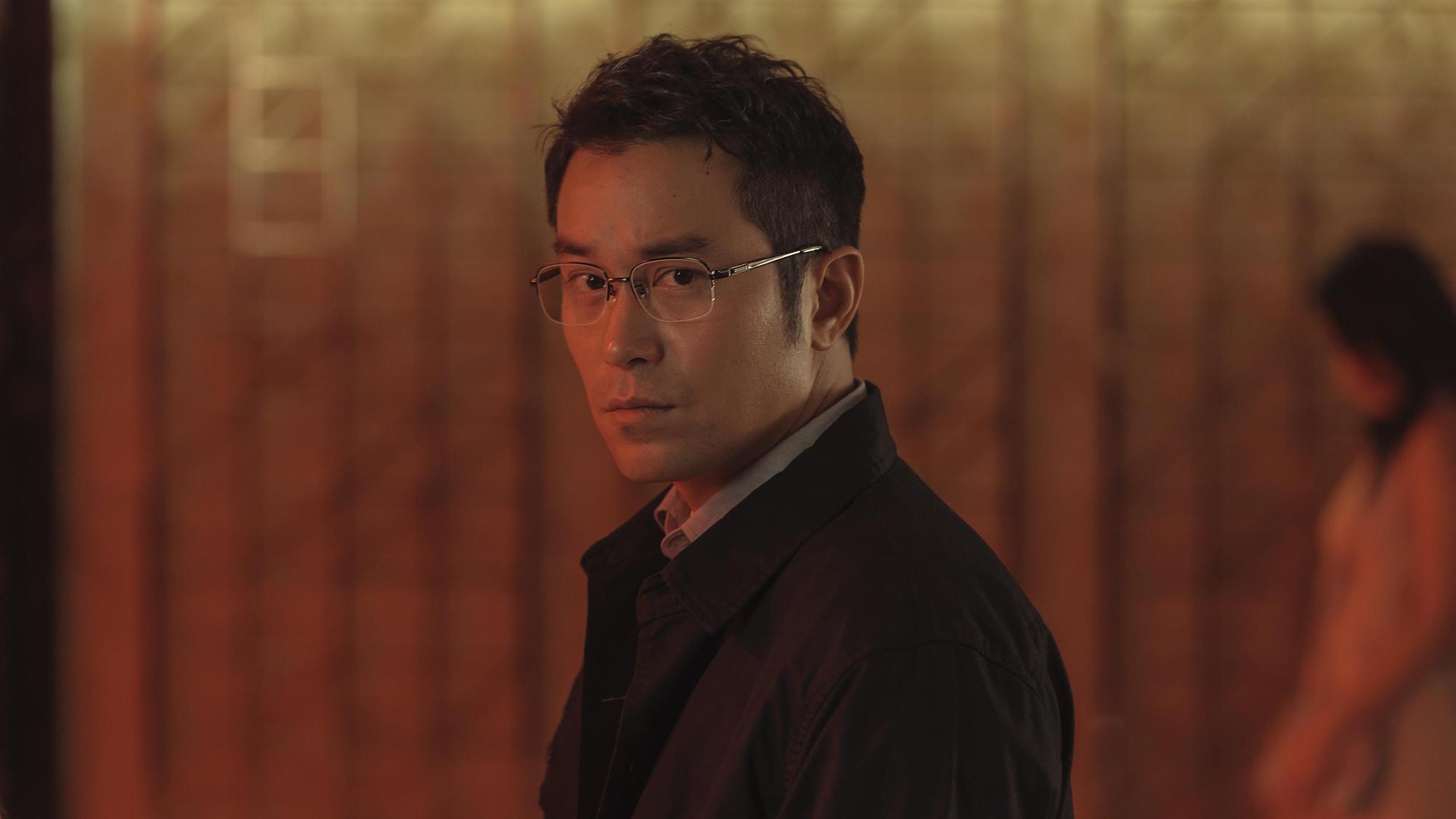 張孝全是演亞斯伯格症的鑑識員，經常情緒失控。（Netflix提供）