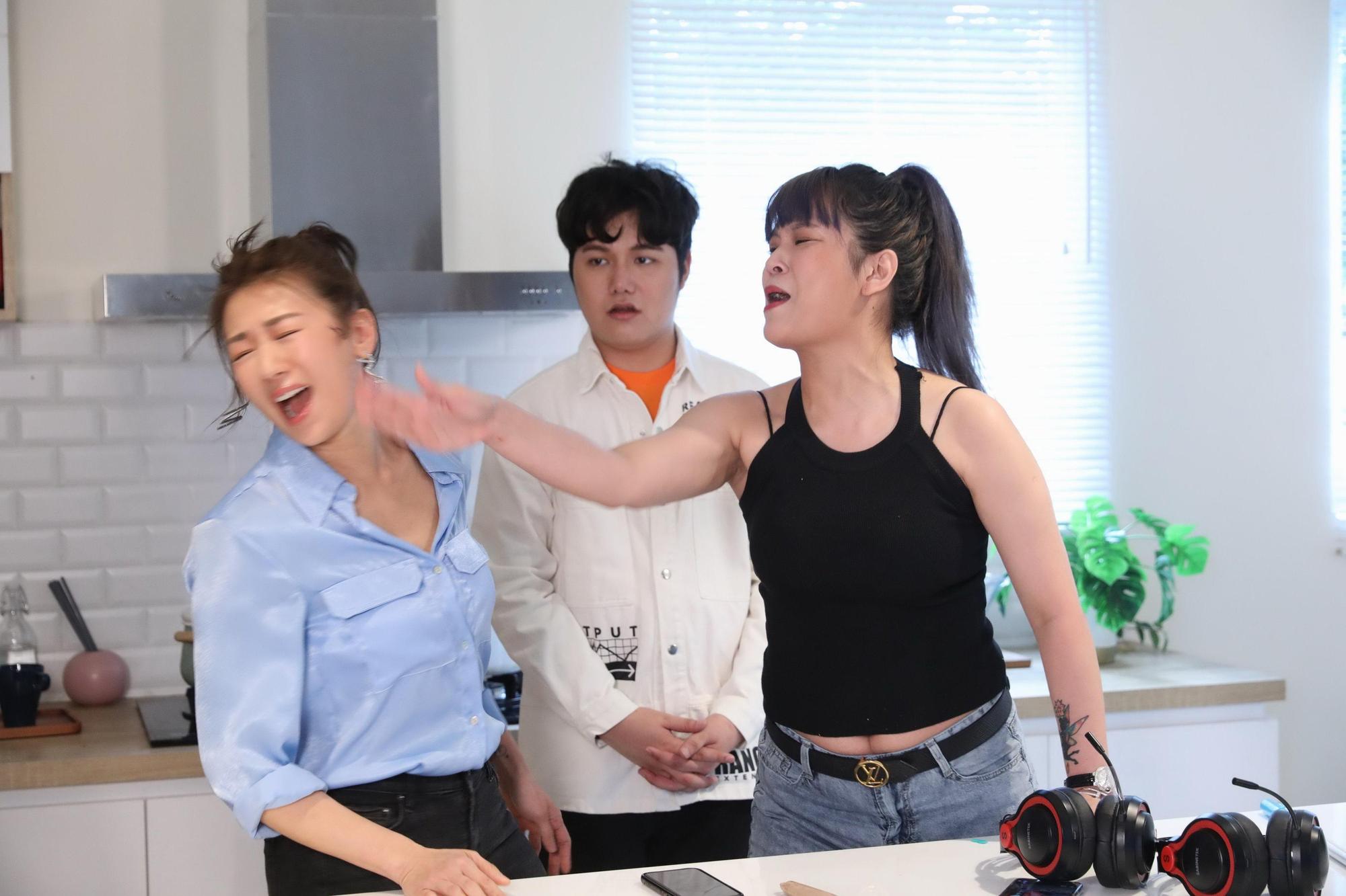 丟丟妹說要讓姐重溫舊夢,秒間霸氣甩耳光,讓連靜雯幾無招架得差點仆倒。(友恆國際)