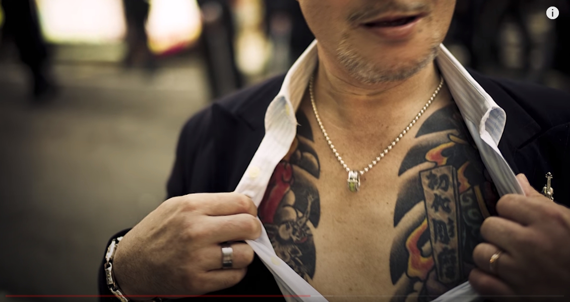 因應新冠肺炎疫情，日本政府將對每人發放10萬日圓補助金，卻有黑道老大霸氣決定不領。（翻攝The Economist Youtube）