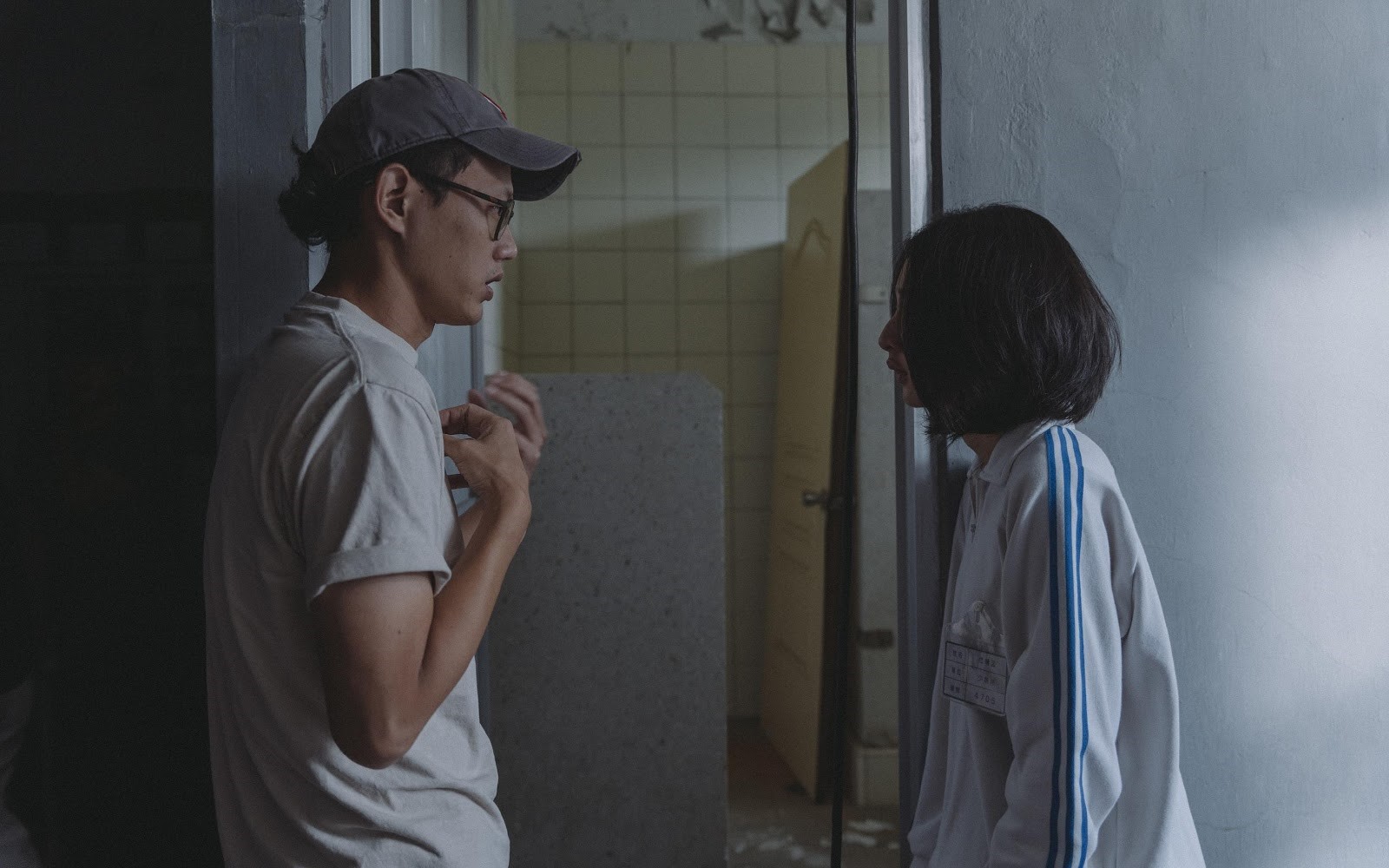 導演莊絢維（左）細心與李沐（右）溝通角色的內心狀態，幫助她入戲。（瀚草提供）