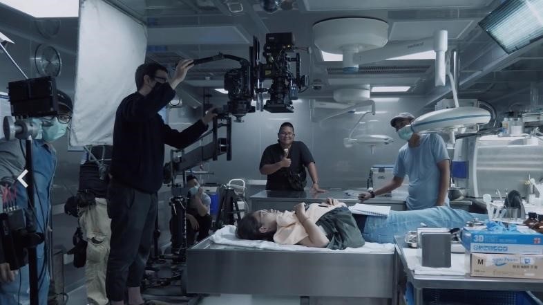 《誰是被害者》工作人員在解剖室做拍攝事前準備。（瀚草提供）