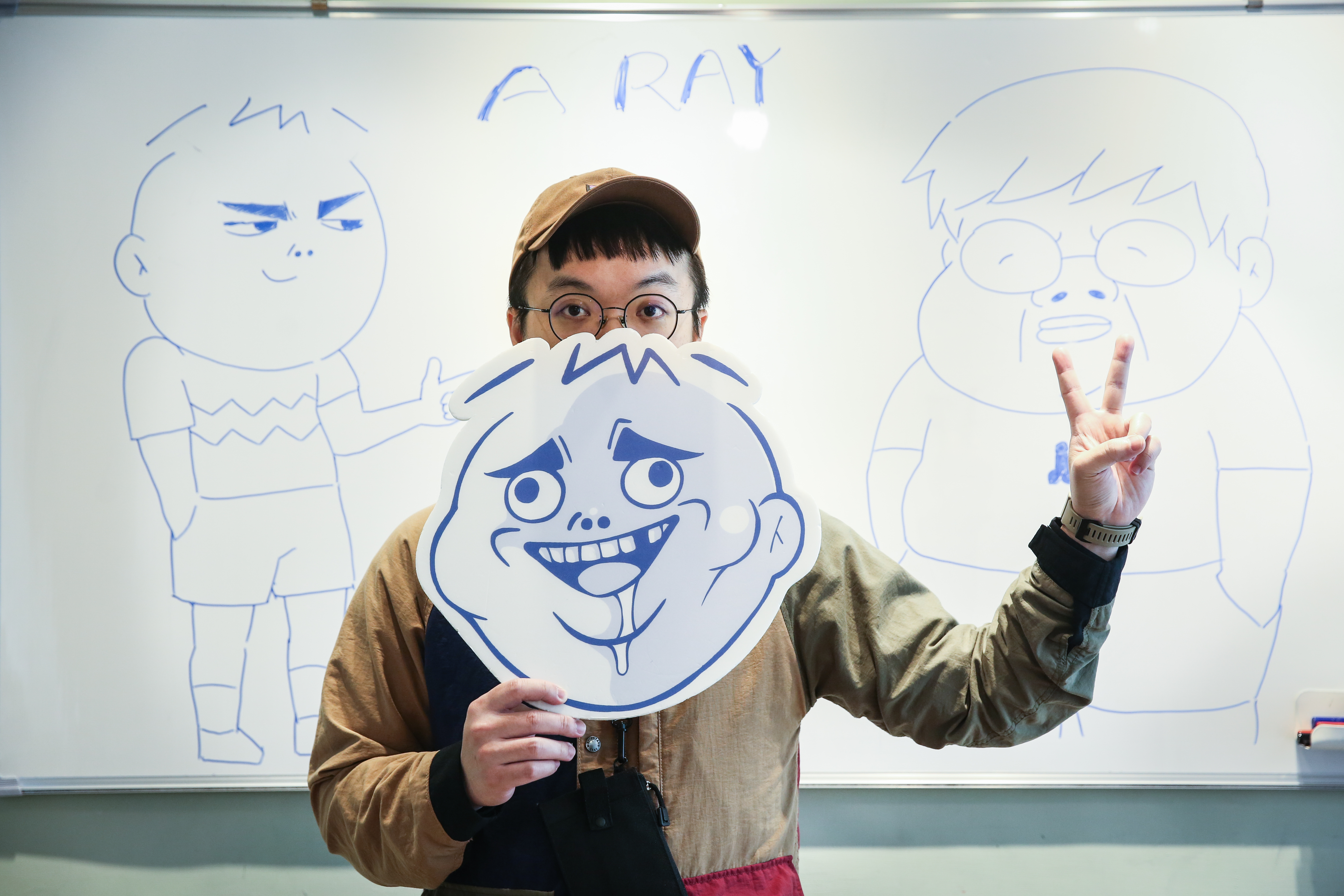 A RAY有些悶騷，對不熟的人話不多，但若熟了他的冷箭可不會少，也常把平時對好友的吐槽放進創作裡。