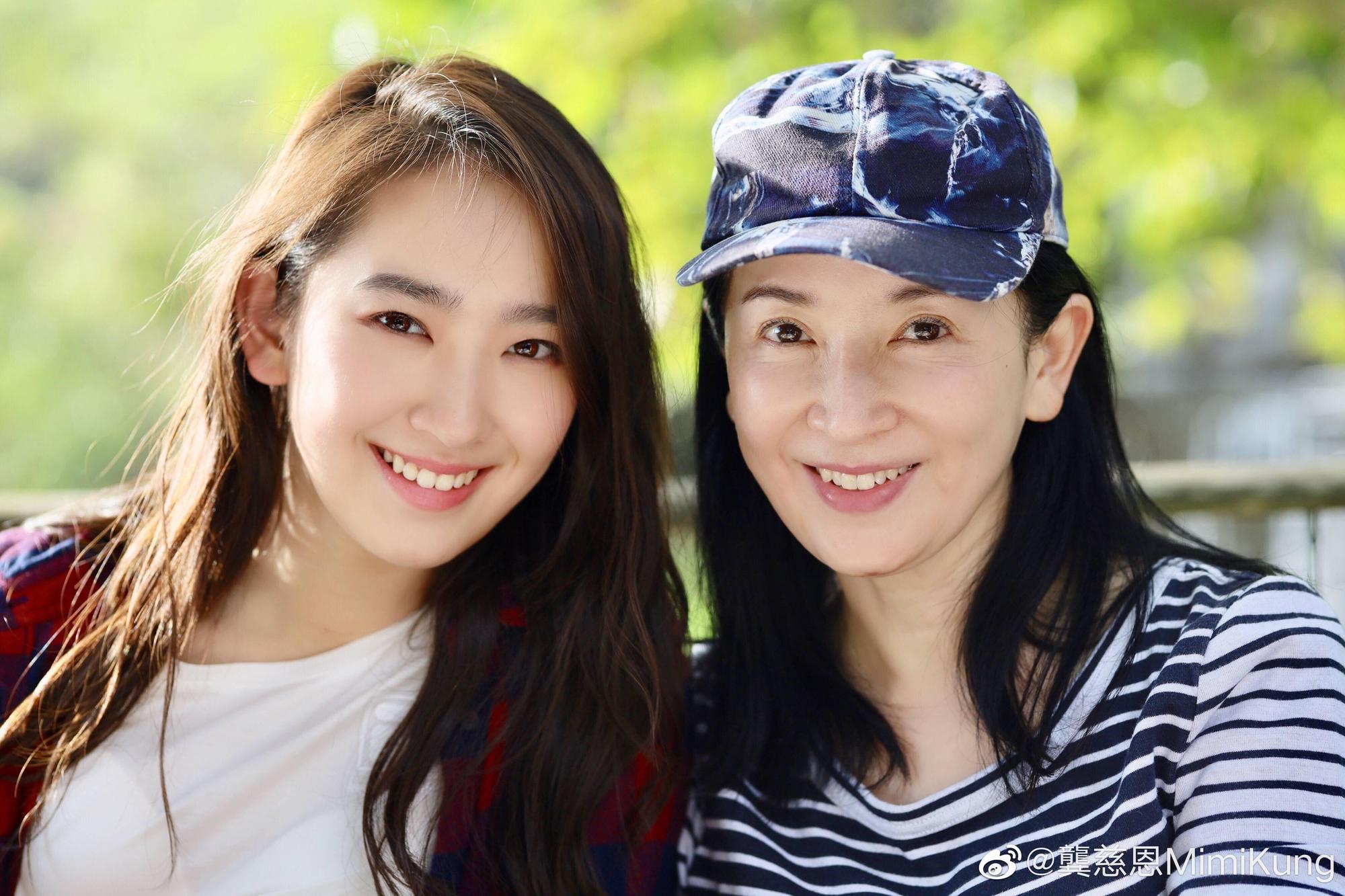 女星龔慈恩與被譽為最美星二代女兒林愷鈴一起接受香港電台訪問,大談母親節難忘事。(翻攝龔慈恩微博)