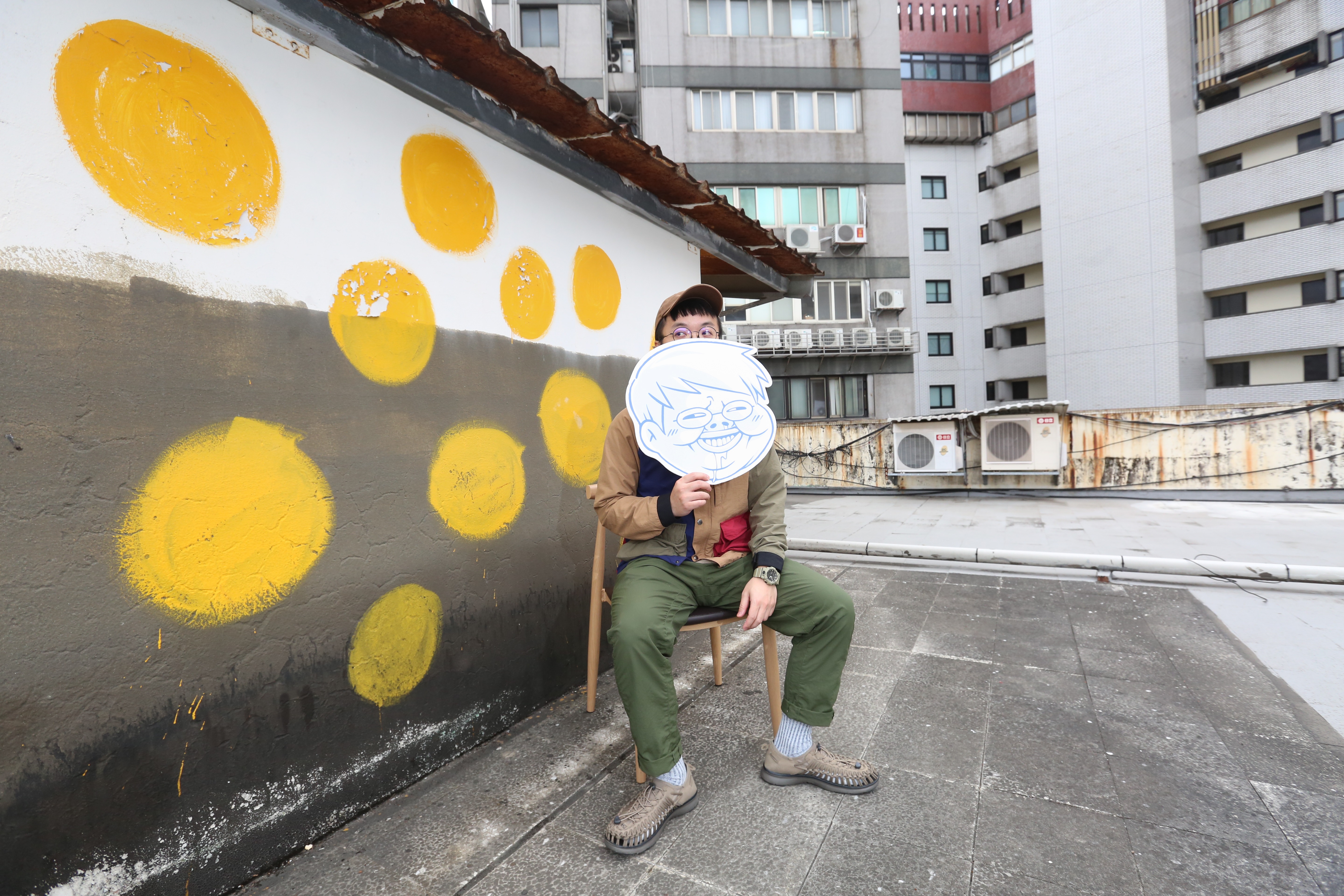 父親離世後，A RAY被親戚共同扶養長大，姑姑更像是他第二個媽媽。