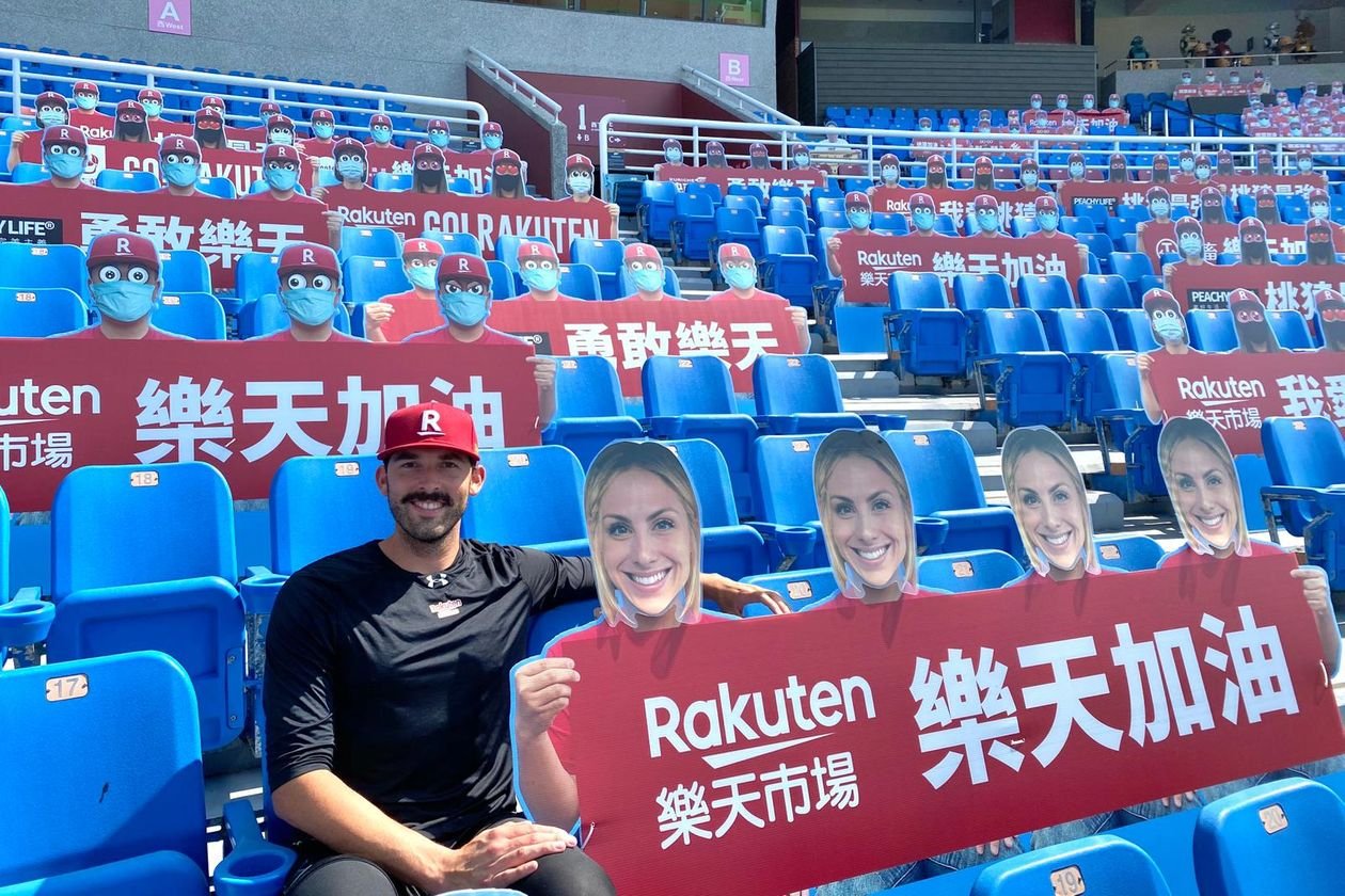 樂天洋投卡本特和未婚妻人型紙板合照。（翻攝自@jareddiamond推特）