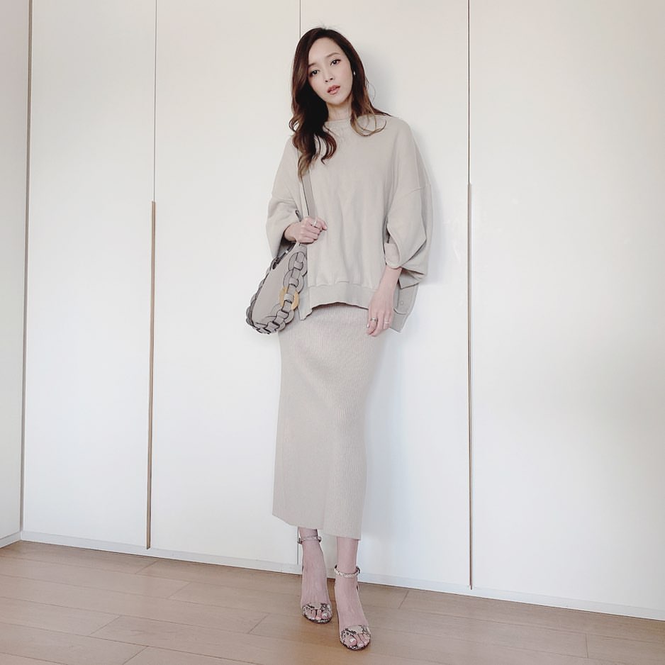 侯佩岑以同色系look打扮自己，Darryl灰色小型肩背包。NT$47,000（翻攝自侯佩岑IG）