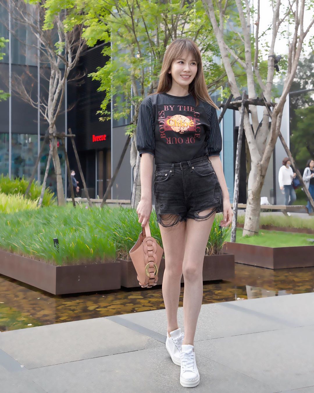 Melody以水桶包方式呈現Darryl淺棕色小型肩背包。NT$47,000（翻攝自Melody IG）