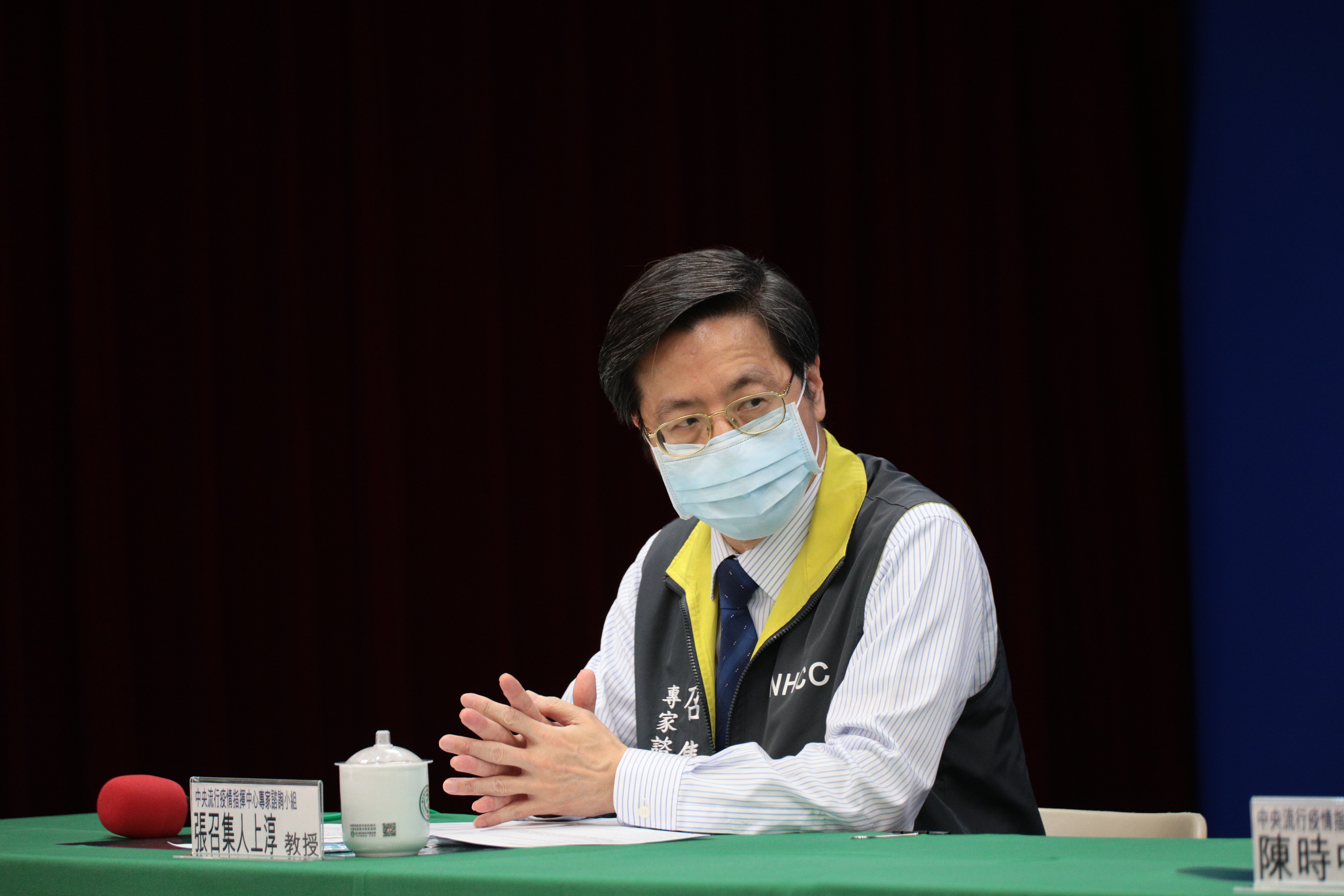 專家諮詢小組召集人張上淳是「防疫五月天」中唯一非官方人士。（中央流行疫情指揮中心提供）