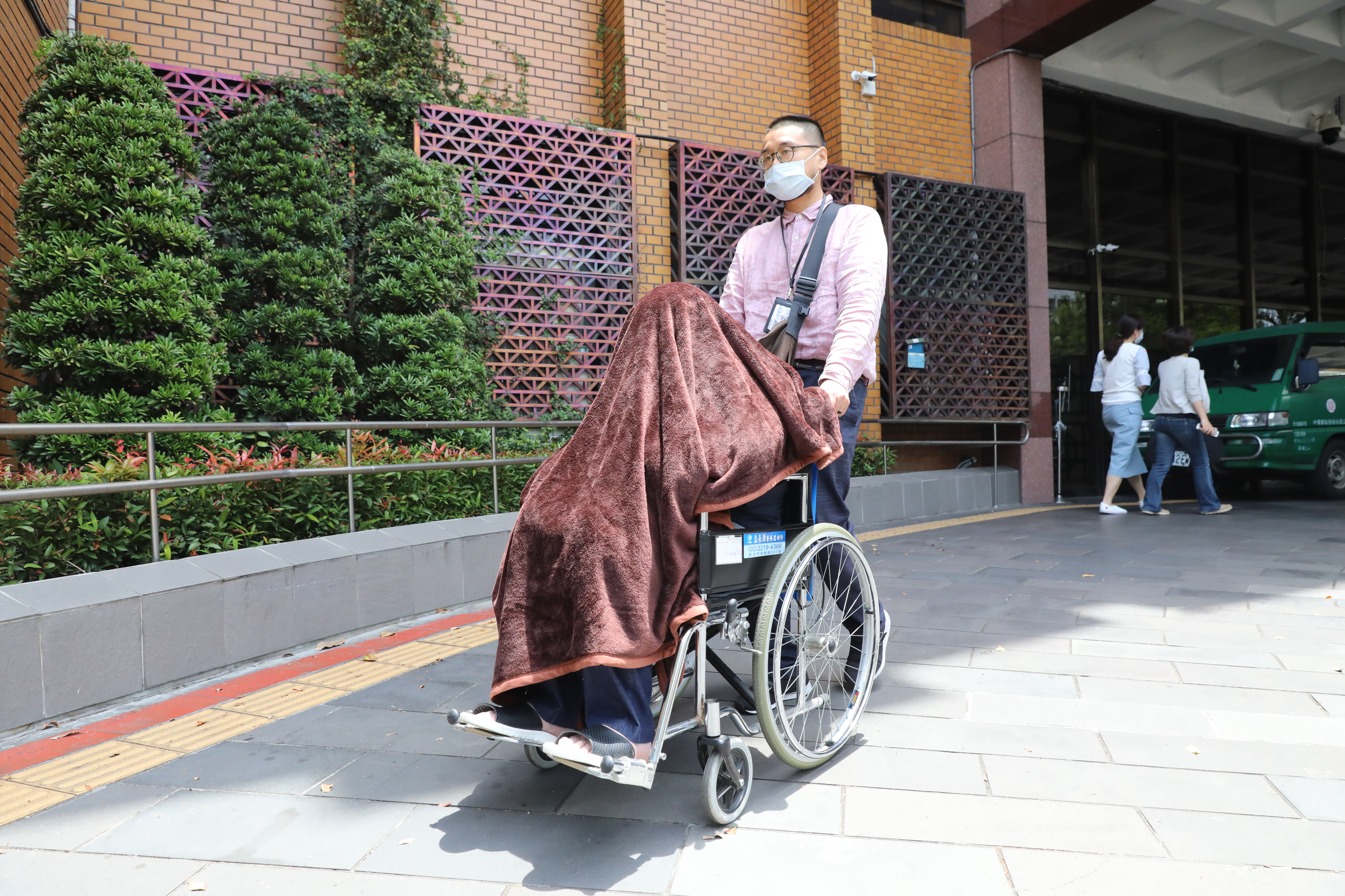 黃琪昨天出庭後,坐著輪椅,以毛毯蓋頭離開法院,隨即因另涉詐騙遭逮,今遭裁定收押。