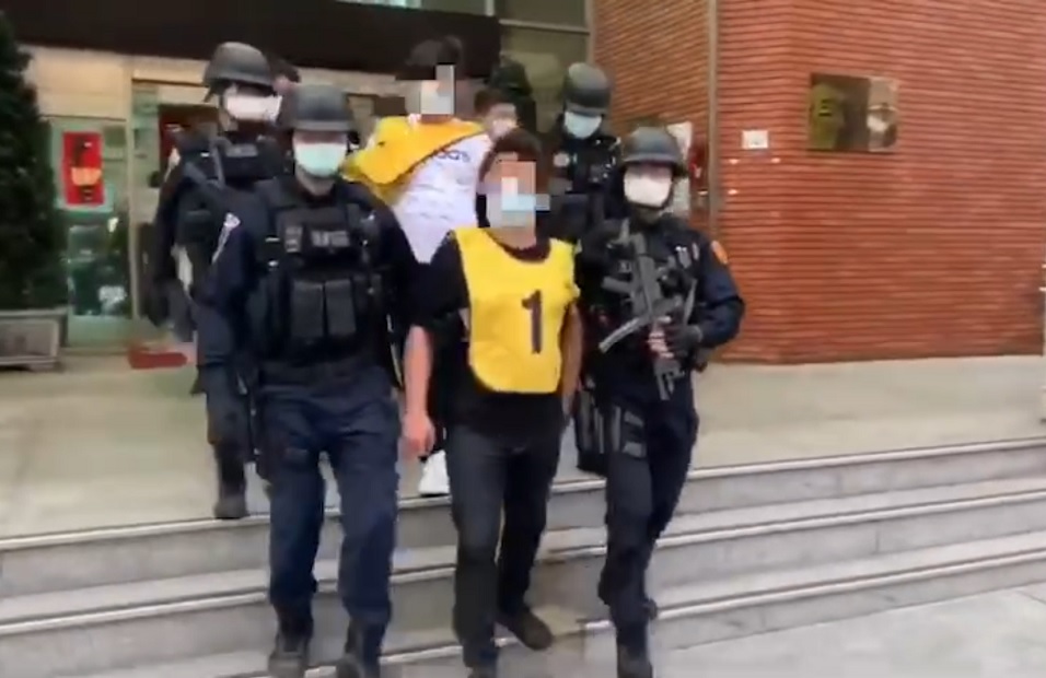 三重警方逮捕魚肉鄉民的葉姓犯嫌及幫眾共20人移送法辦。（翻攝畫面）